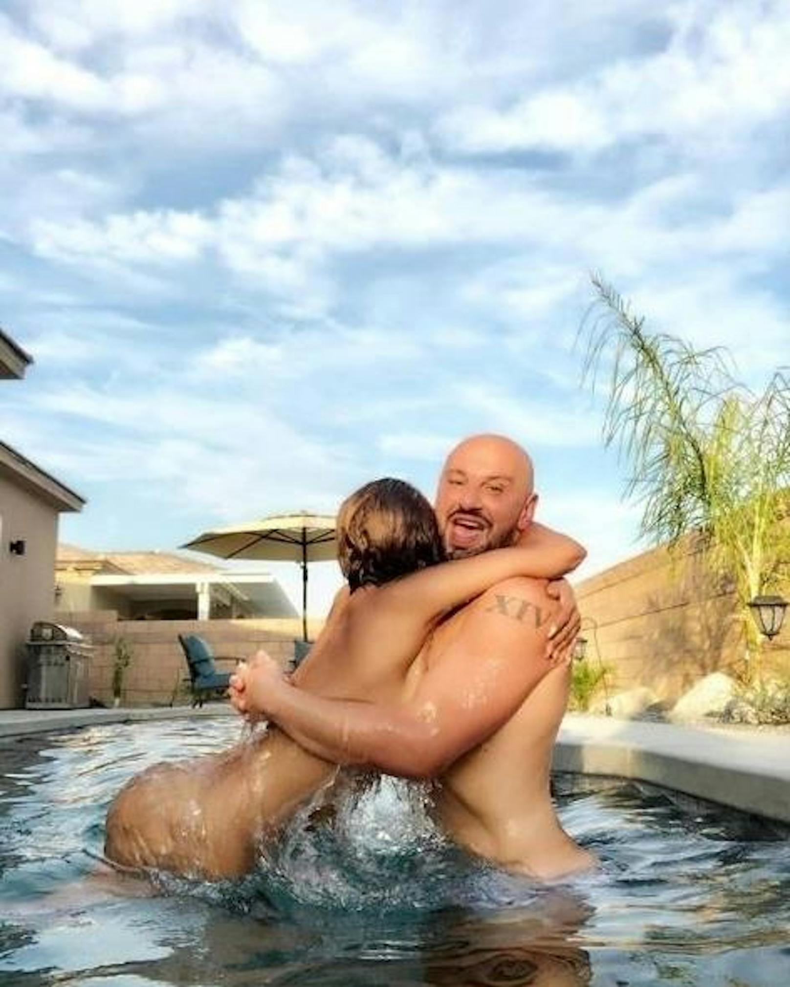02.08.2018: Nackt wie Gott sie schuf plantscht Mel B gemeinsam mit ihrem besten Freund Gary in einem Schwimmbecken. Er scheint das Nacktbaden sichtlich zu genießen.