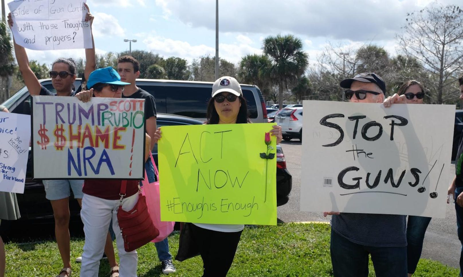 Hunderte Schüler, Lehrer und Vertreter mehrerer Gemeinden sind an der Kundgebung auf die Straße gegangen, um für schärfere Waffengesetze zu demonstrieren.