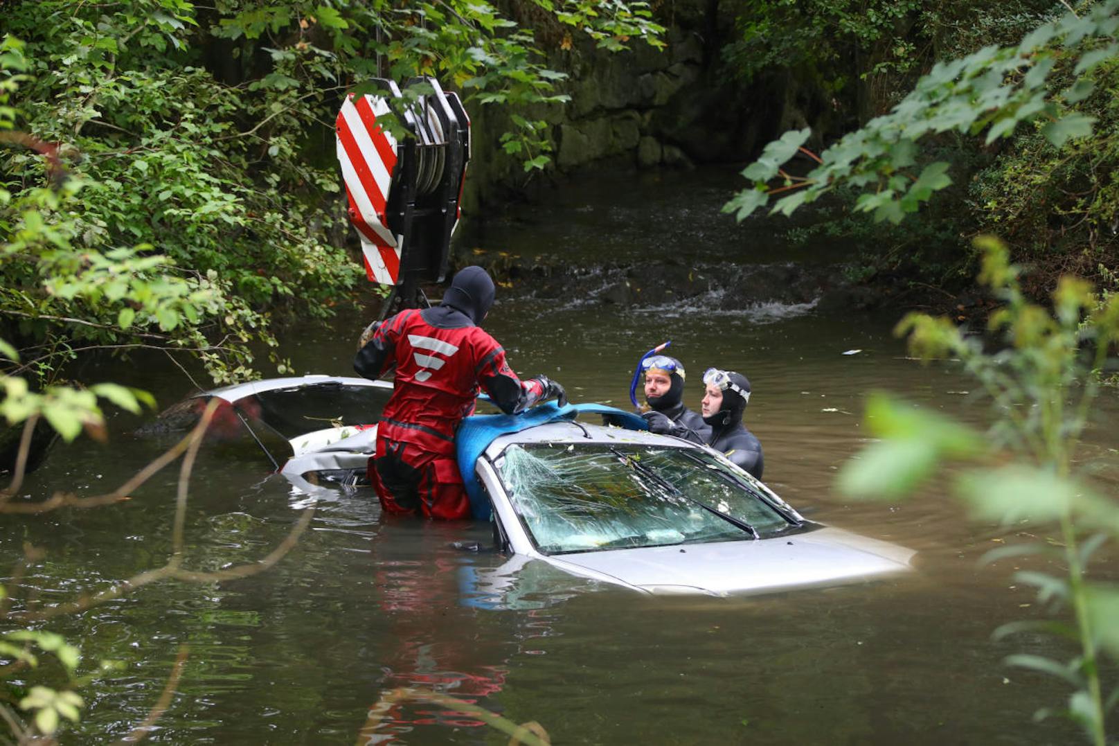 Bei einem Unfall ging das Auto baden, landete in einem Bach. Der 72-jährige Unfalllenker konnte sich selbstständig aus dem Auto retten.