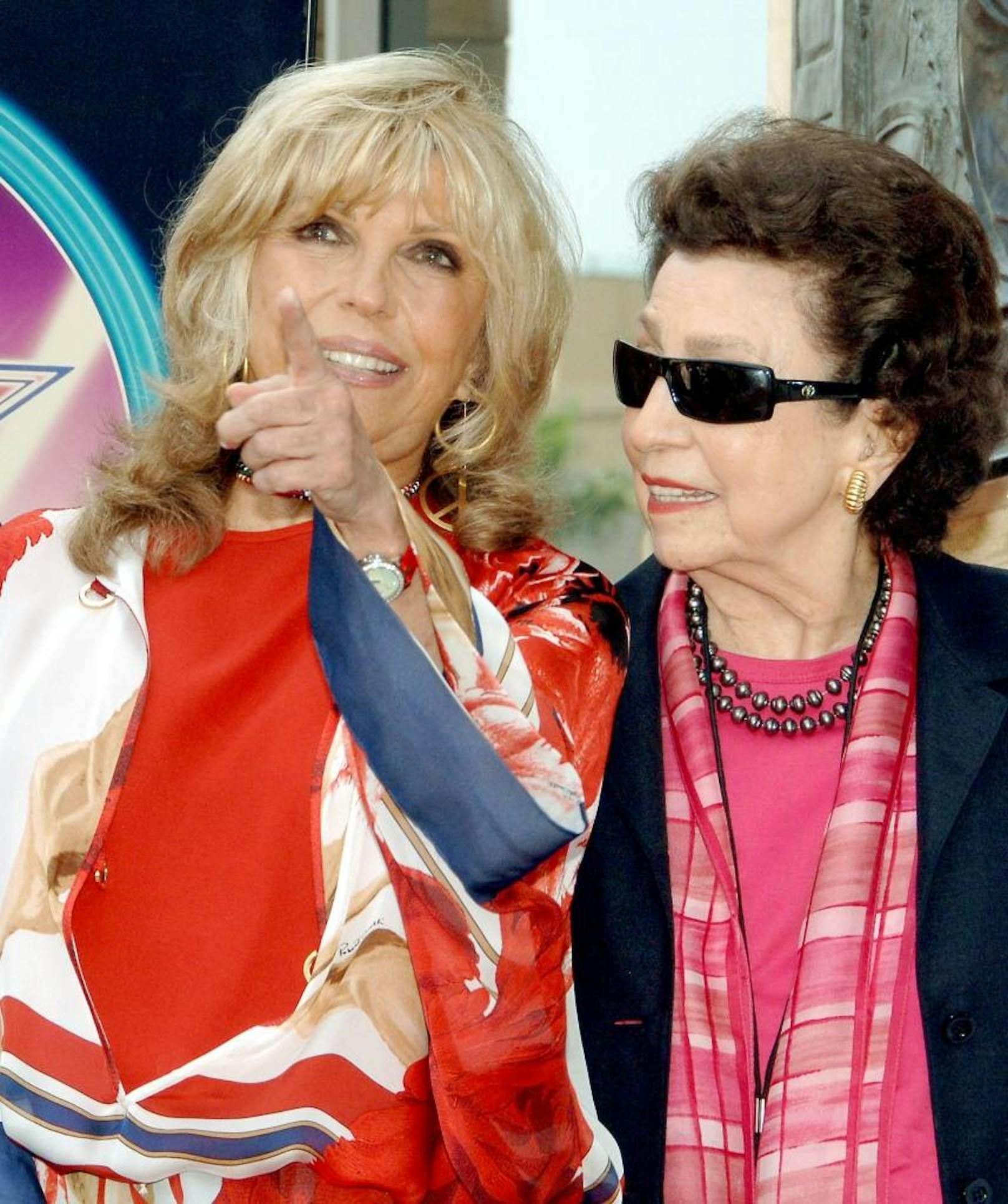 Auch zur Enthüllung ihres Sternes am Hollywood Walk of Fame im Jahr 2006 war Mama Nancy mit dabei.