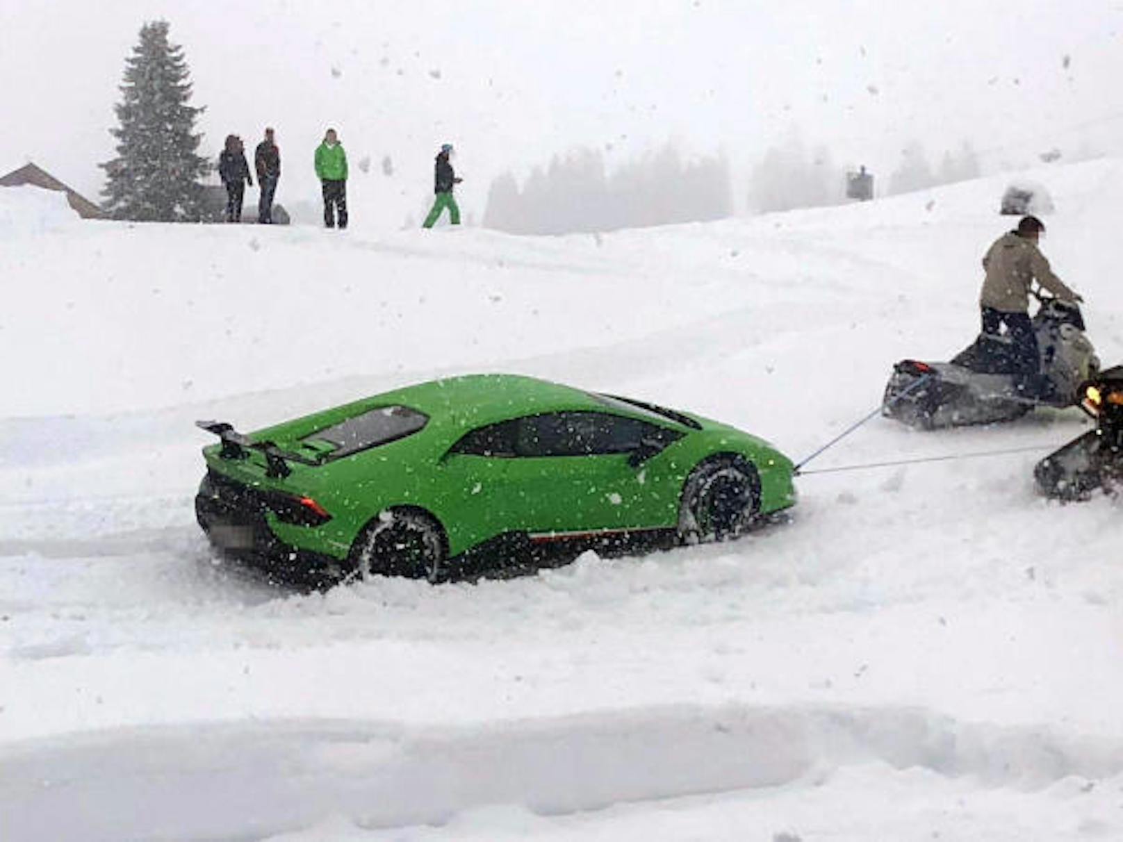 Doch dann blieb der grüne Sportwagen im Schnee stecken, so ein Leser-Reporter.