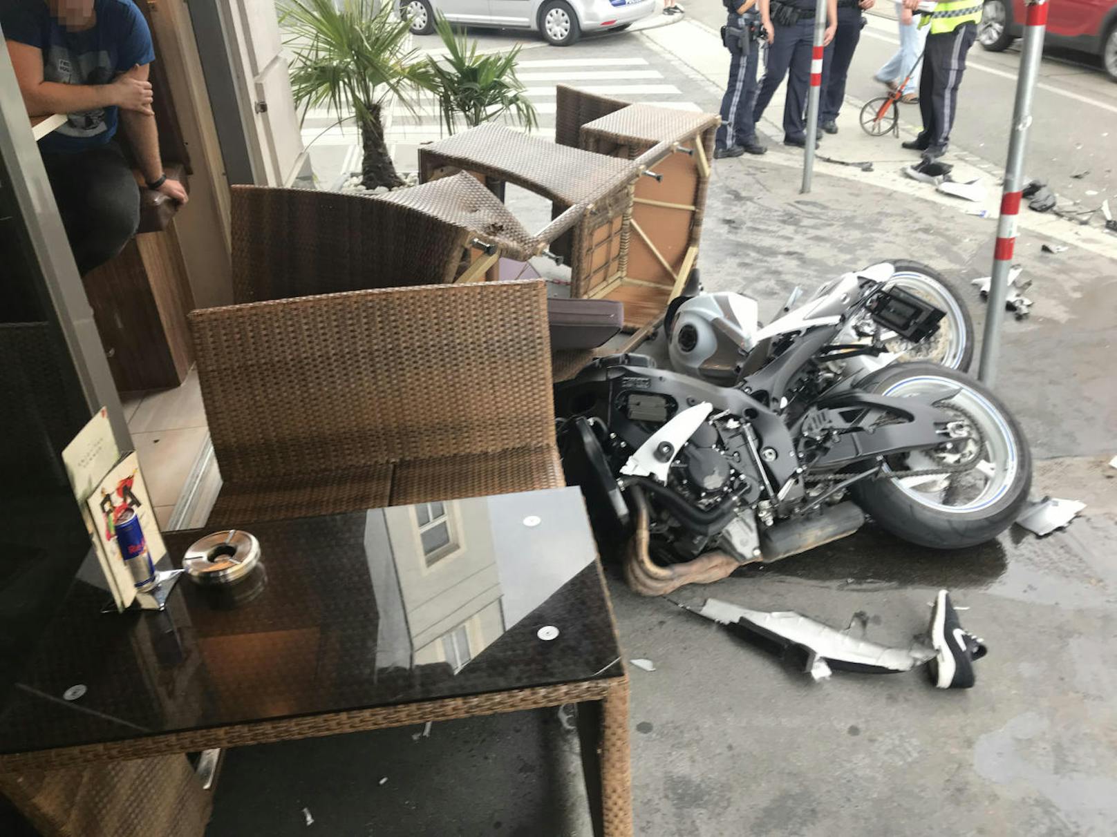 Am Dienstagnachmittag kam es zu einem schweren Verkehrsunfall auf der Ottakringer Straße. Ein junger Biker kämpft um sein Leben.