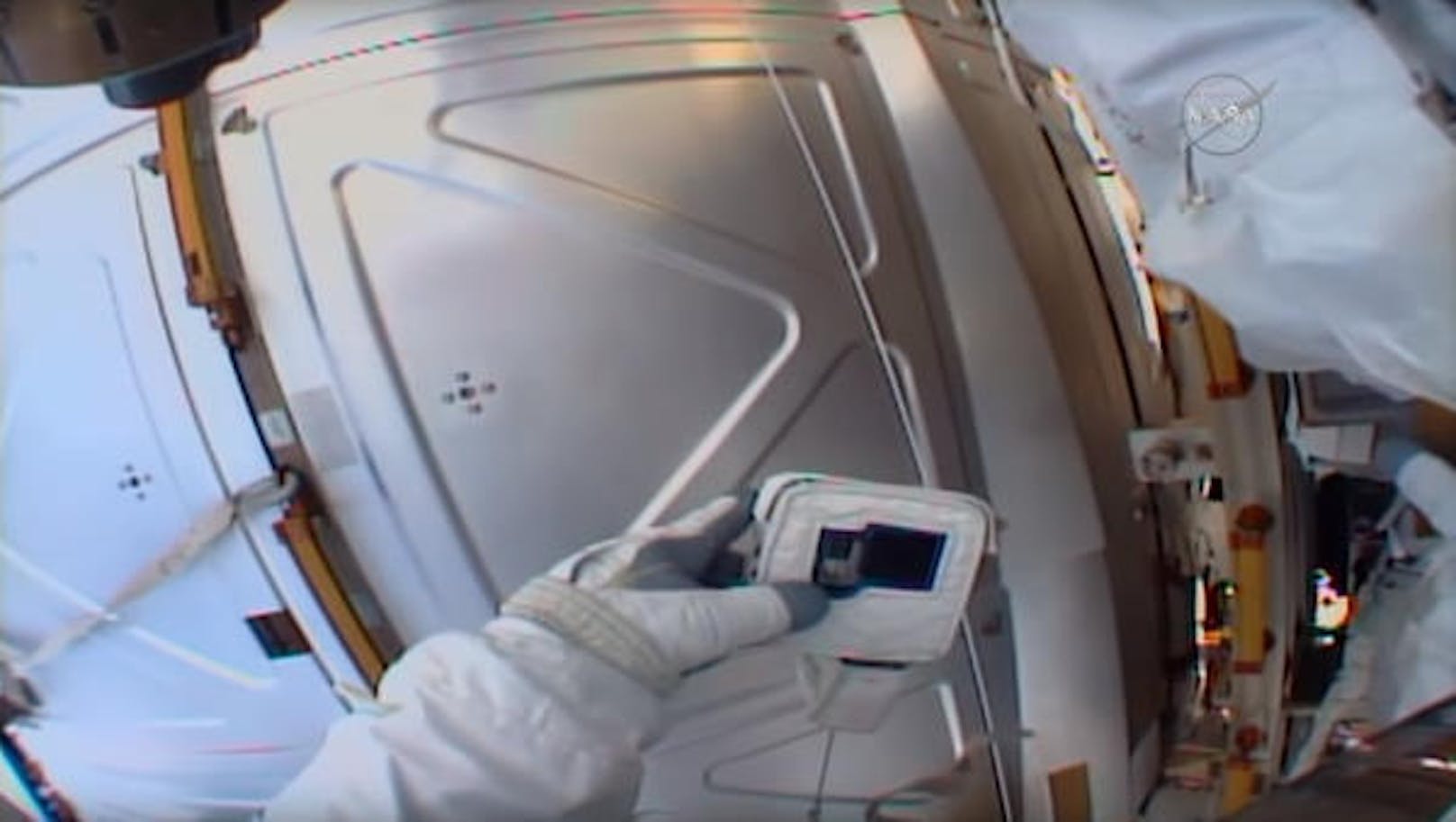 <b>18. Mai 2018:</b> Während eines Einsatzes auf der Internationalen Raumstation ISS hantierte einer von zwei Astronauten mit einer GoPro-Kamera. Dabei wirkte er ziemlich ratlos, wie auch im Live-Stream zu erkennen war. Zu seinen Kollegen in Houston sagte er: "Da steht keine SD, brauche ich das, um Aufnahmen machen zu können?"
