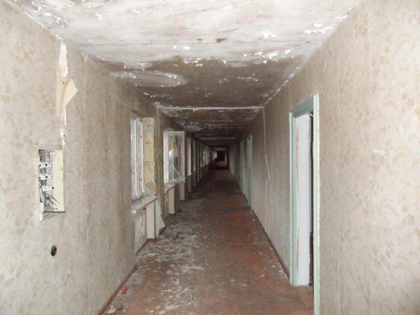 Je zwei Personen sollten sich ein Zehn-Quadratmeter-Zimmer teilen, Toilette und Badezimmer fanden sich auf den langen Gängen. Im Bild: Flur im vierten Stock des südlichen Gebäudeteils, 2010.