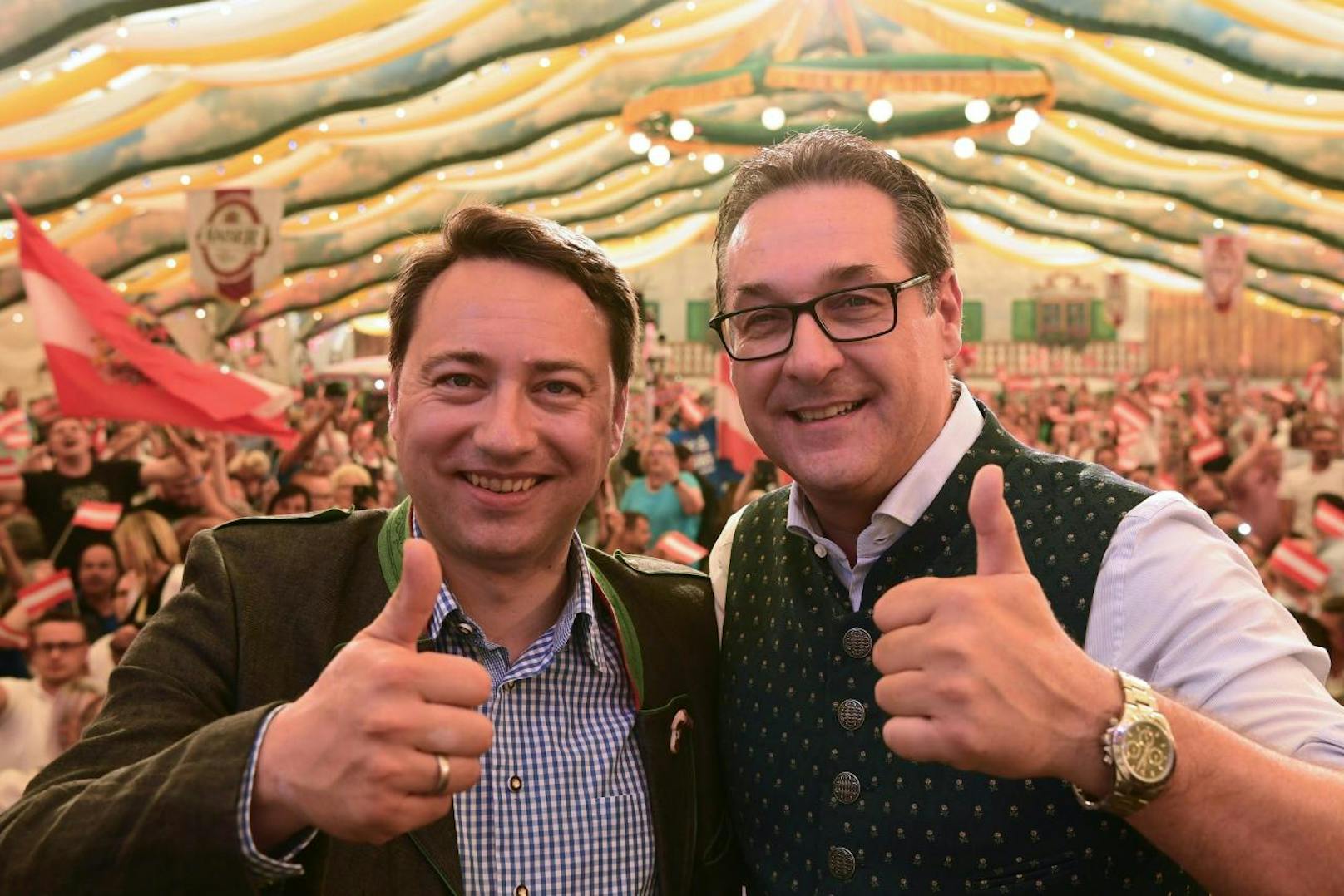 Vizekanzler und FPÖ-Chef Heinz-Christian Strache (r.) und LHStv. Manfred Haimbuchner (FPÖ) im Europazelt in Linz.