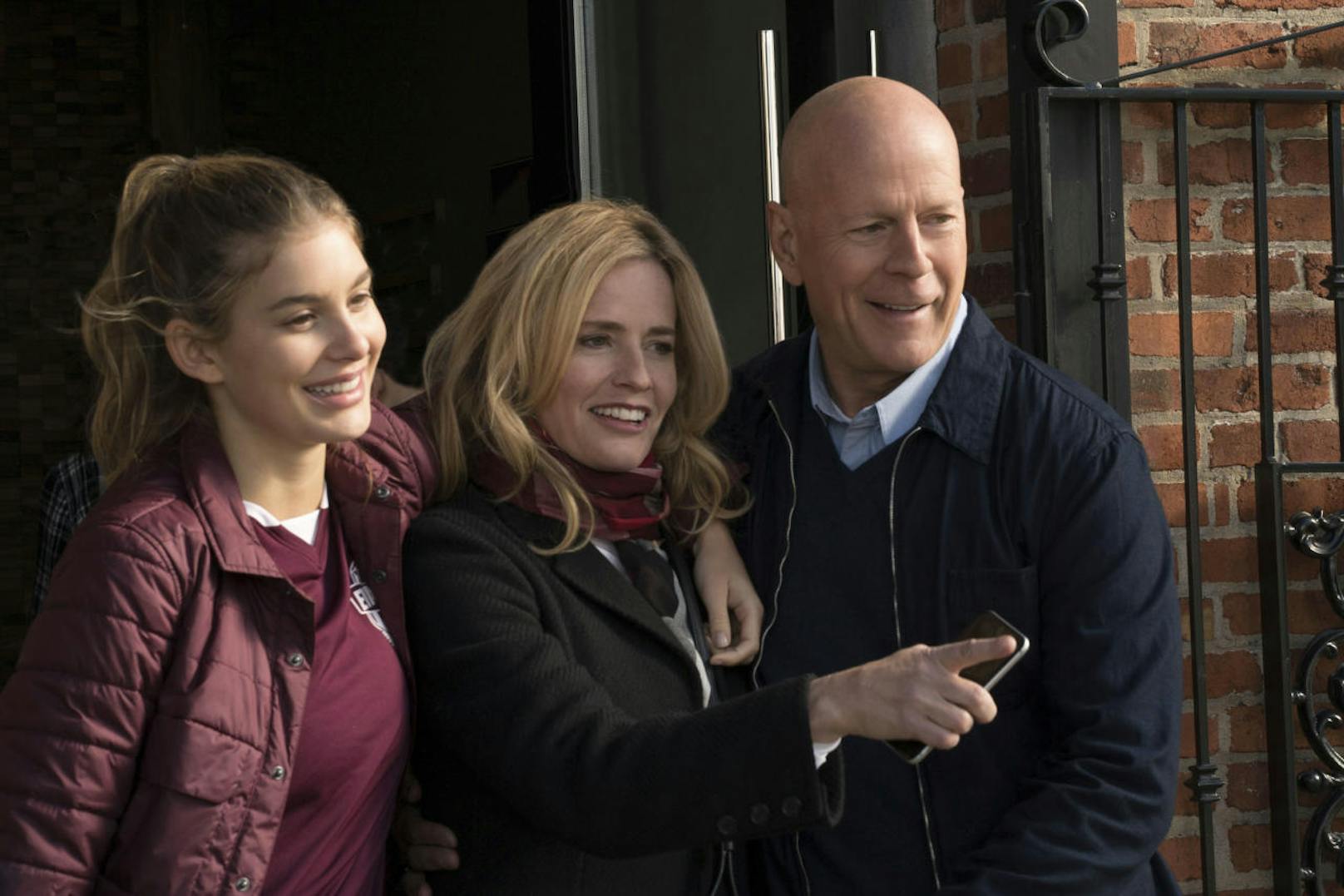 Vergangene glückliche Zeiten: Frank Kersey (Bruce Willis), seine Frau Lucy (Elisabeth Shue) und seine Tochter Jordan (Camila Morrone) in "Death Wish". 