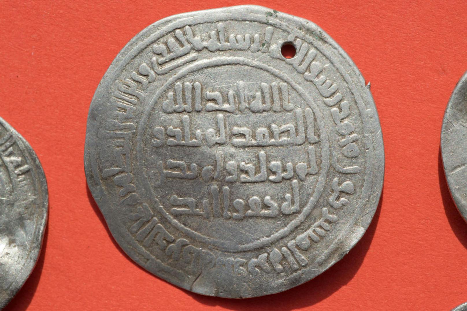 Die älteste, als Anhänger umgearbeitete Münze des Schatzes - einen Damaskus Dirham - wurde auf das Jahr 714 datiert.