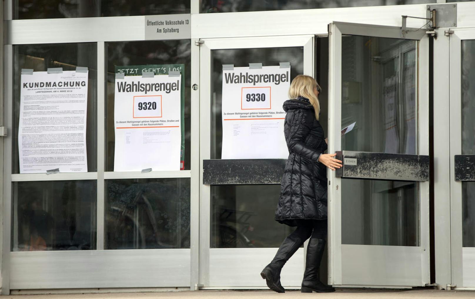 Eine Wählerin auf dem Weg zur Stimmabgabe in einem Wahllokal in Klagenfurt am Sonntag, 4. März 2018, anlässlich der Kärntner Landtagswahl.
