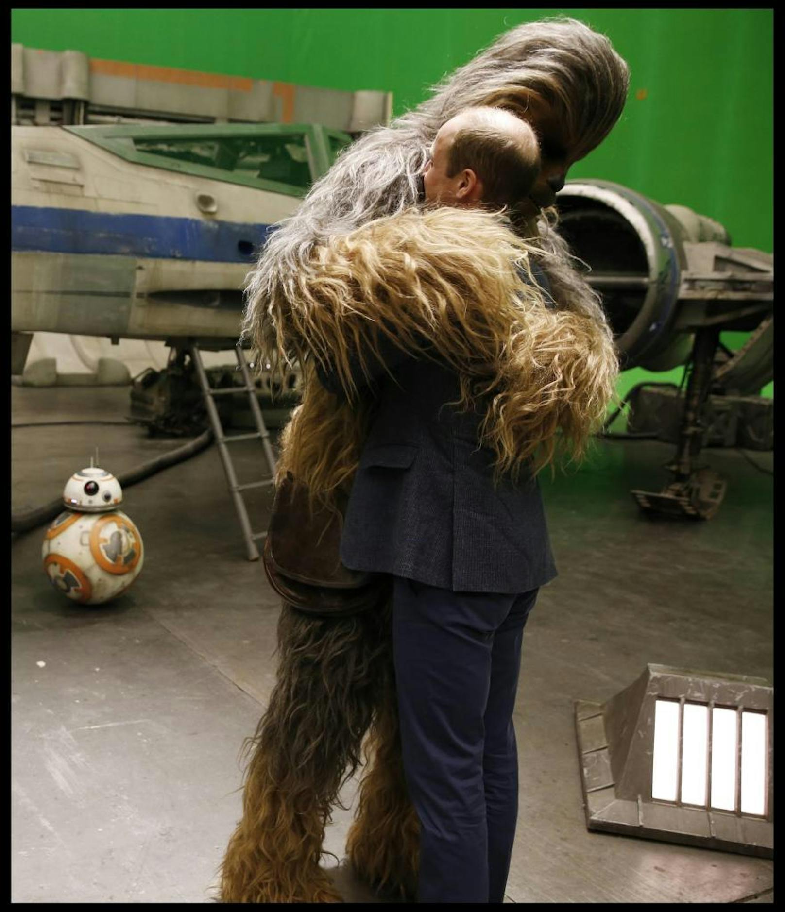 Prince William and Harry kuschelt mit  Chewbacca