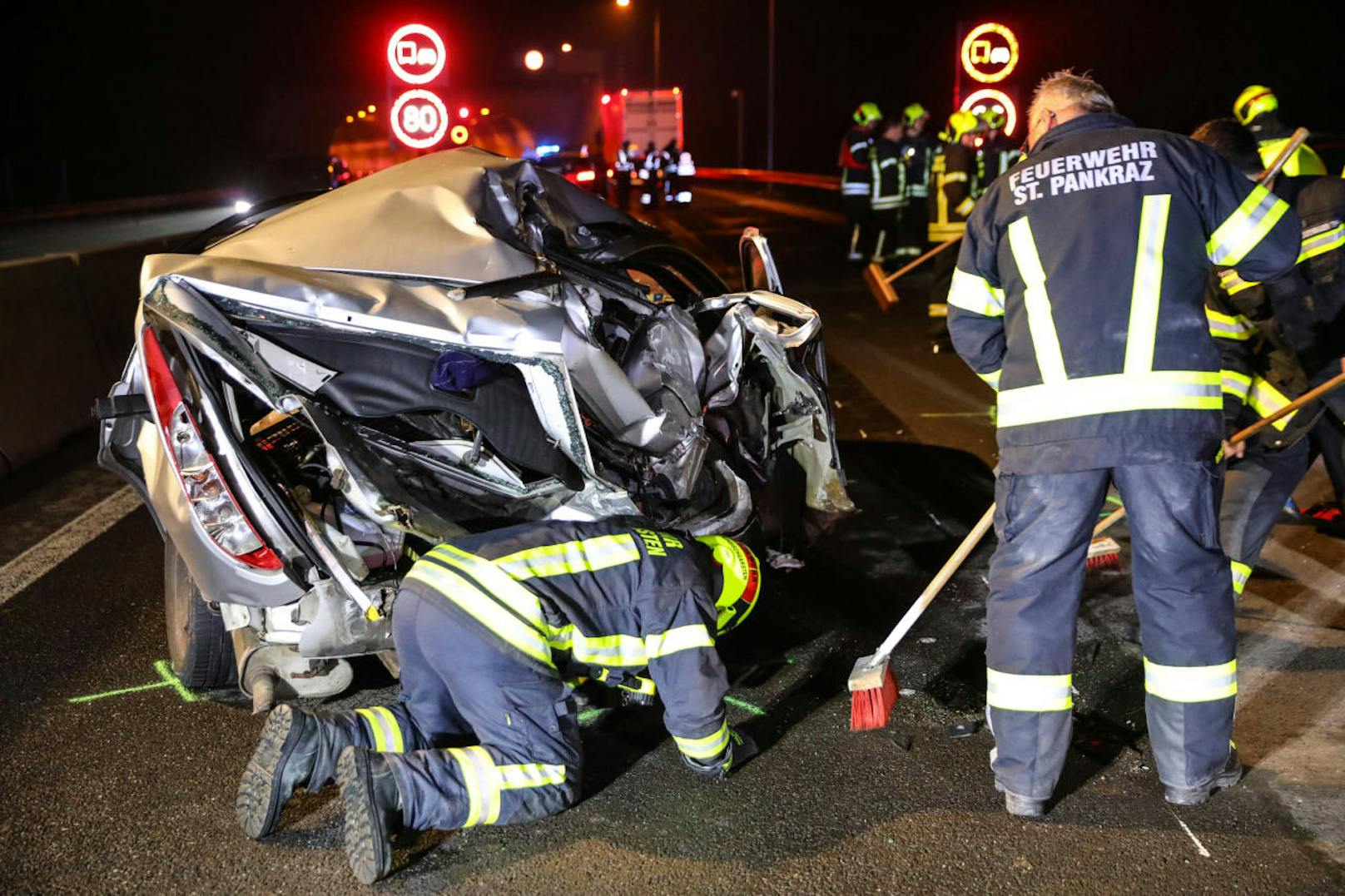 Ein 56-jähriger Linzer stirbt Dienstagnacht am Beifahrersitz eines Pkws. Unfalllenker war ein 21-jähriger aus Kirchdorf an der Krems. 