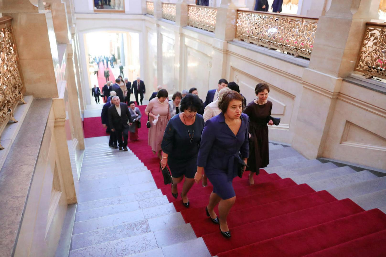 Zahlreiche Gäste aus Prominenz und Politik sind in den prunkvollen Festsaal im Moskauer Kreml geladen, wo ...