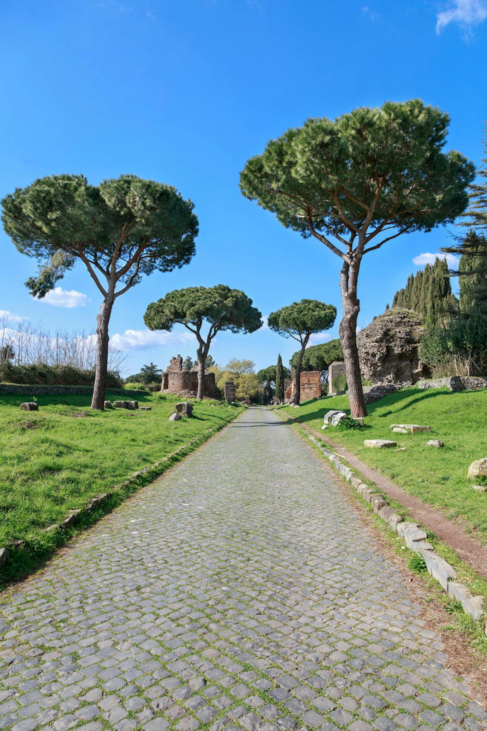 Via Appia - die Straße ist zwar unter allen Touristen bekannt, allerdings verirren sich nur sehr wenige dorthin. Insgesamt ist sie 560 km lang, der schönste Abschnitt ist allerdings die Via Appia Antica. Hier fahren kaum Autos, da sie nur schwer befahrbar ist, am Sonntag ist sie für Autos sogar komplett gesperrt. Entlang der Straße kommt man an Katakomben, Aquädukten und alten Gräbern vorbei!