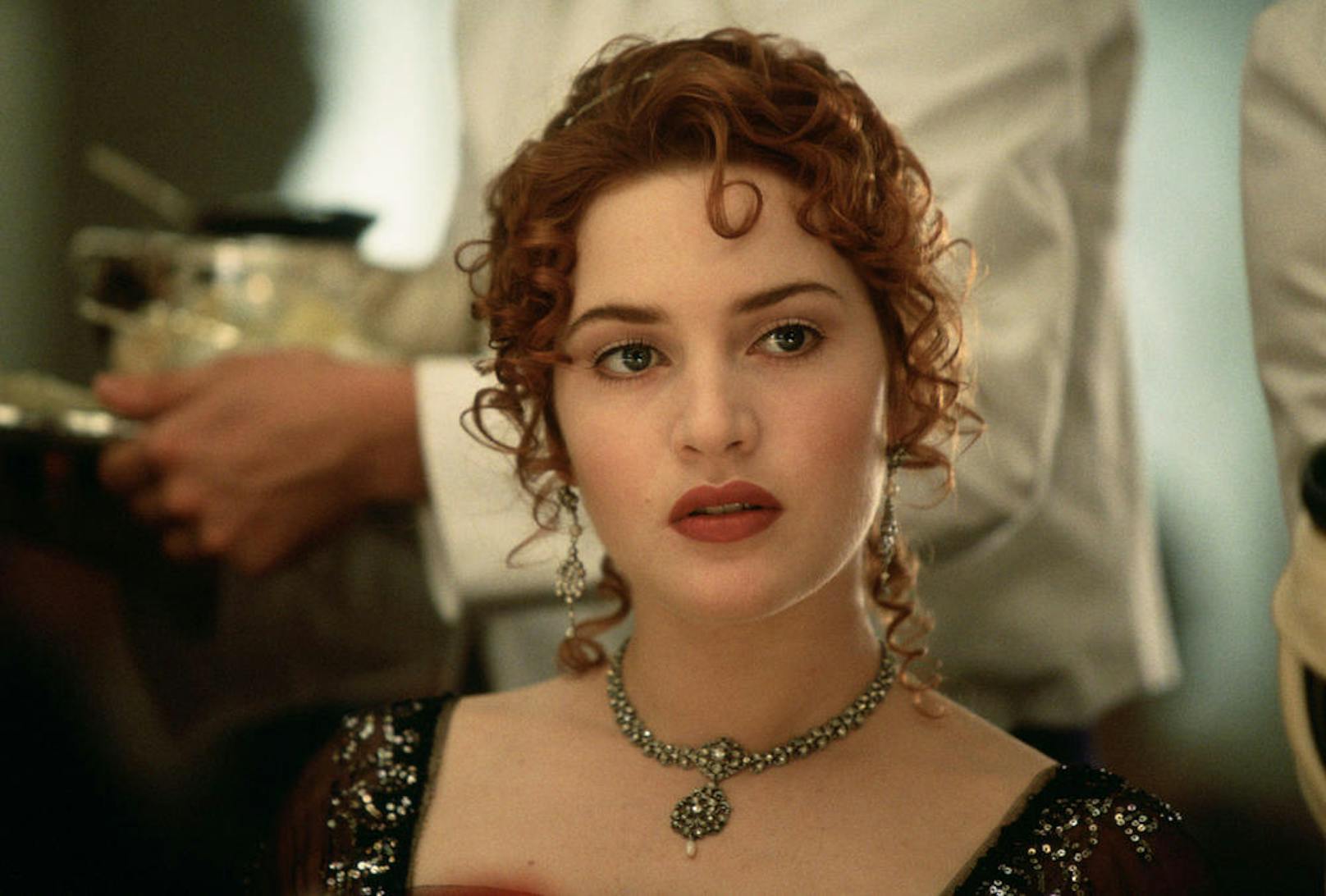 Rose (Kate Winslet) wirft in "Titanic" einen verliebten Blick auf Jack.