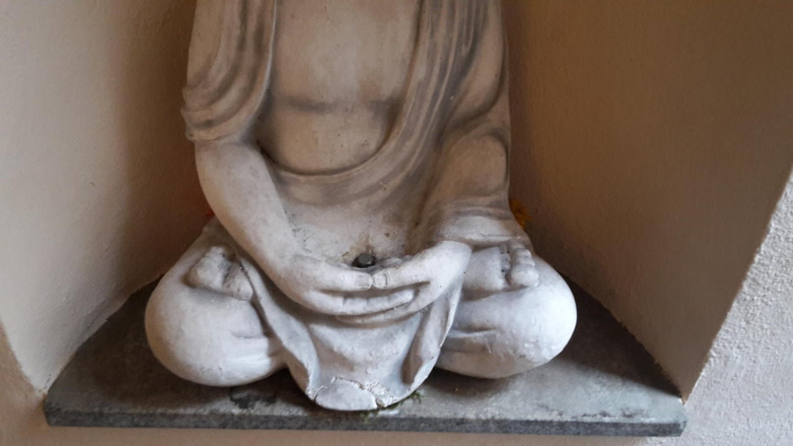 Mit einem Nagel wurde der Buddha am Sockel befestigt.