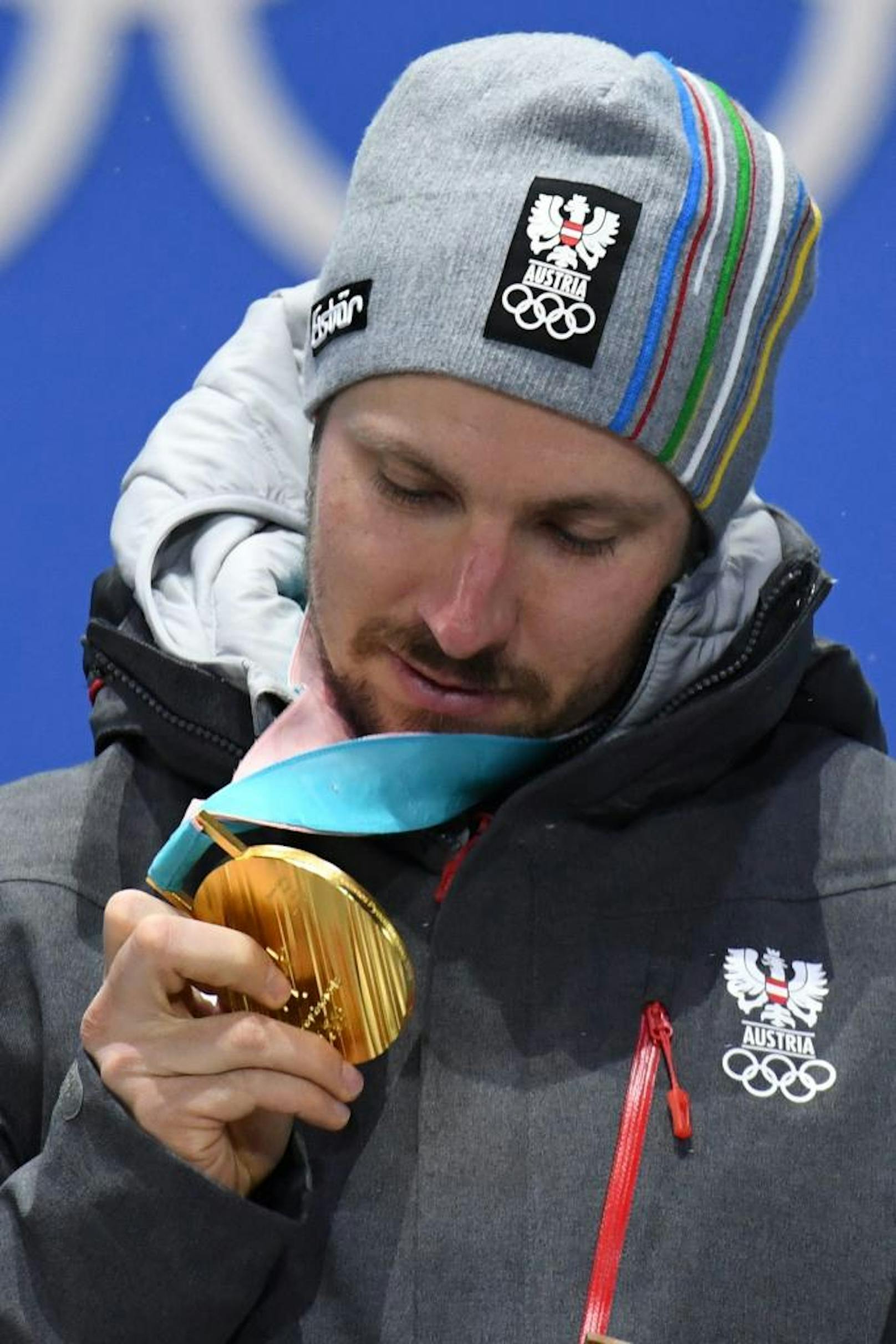 Marcel Hirscher bestaunt seine erste Olympia-Goldene.