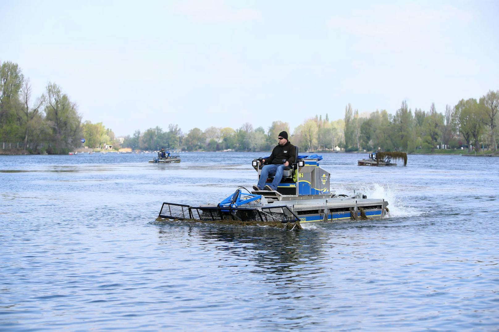 Mähboote tuckern wieder für eine saubere Alte Donau