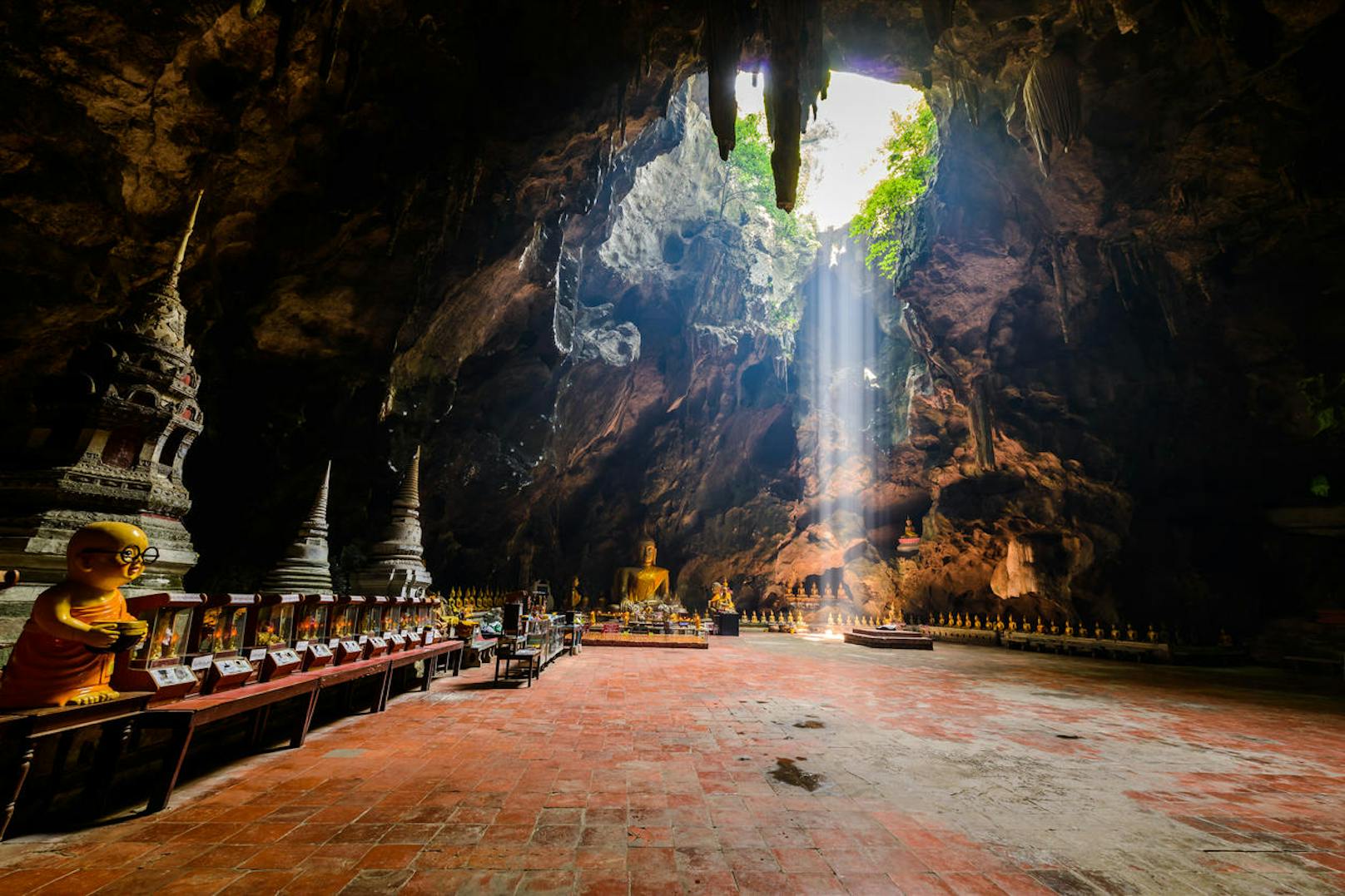 <b>Tham Khao Luang Höhlenschrein - Phetchaburi, Thailand</b>
Über einige Steintreppen gelangt man hier nicht nur in eine fantastisch schöne unterirdische Struktur, sondern in einen umwerfenden Schrein, der einst von Rama IV erbaut wurde.
