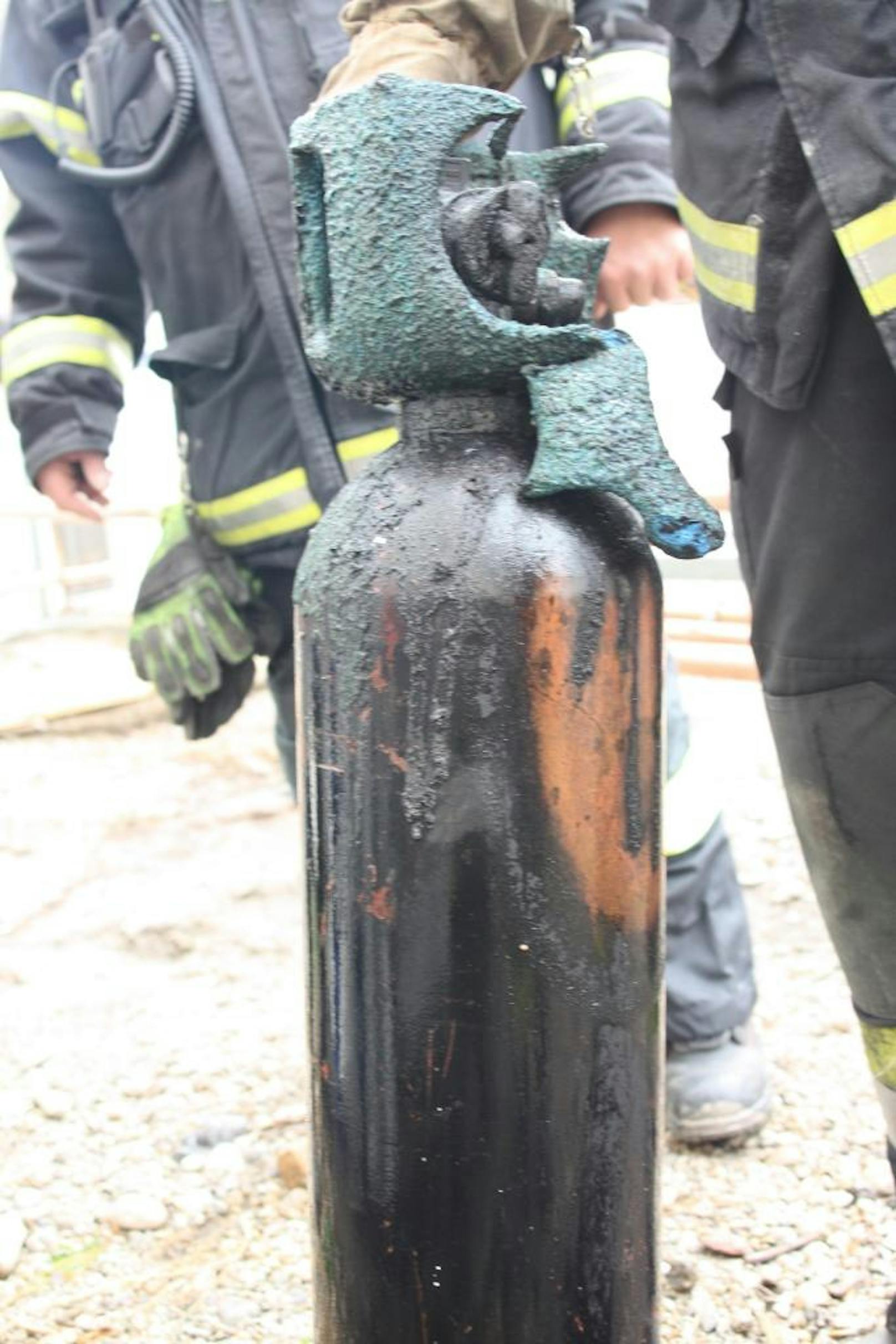 Die Gasflasche fing Feuer. Die Cobra musste sie anschießen, damit der Druck entweicht und das Gas kontrolliert ausströmen kann - ein hagliches Unterfangen.