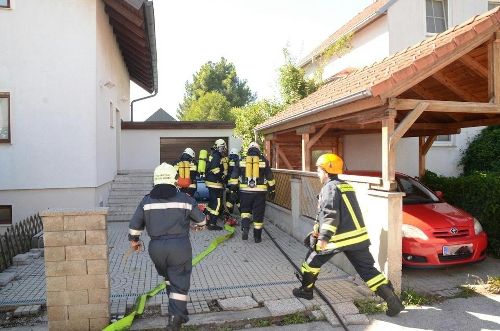 Nachbarn, Feuerwehr und Sanitäter retteten Frau in Unterwaltersdorf