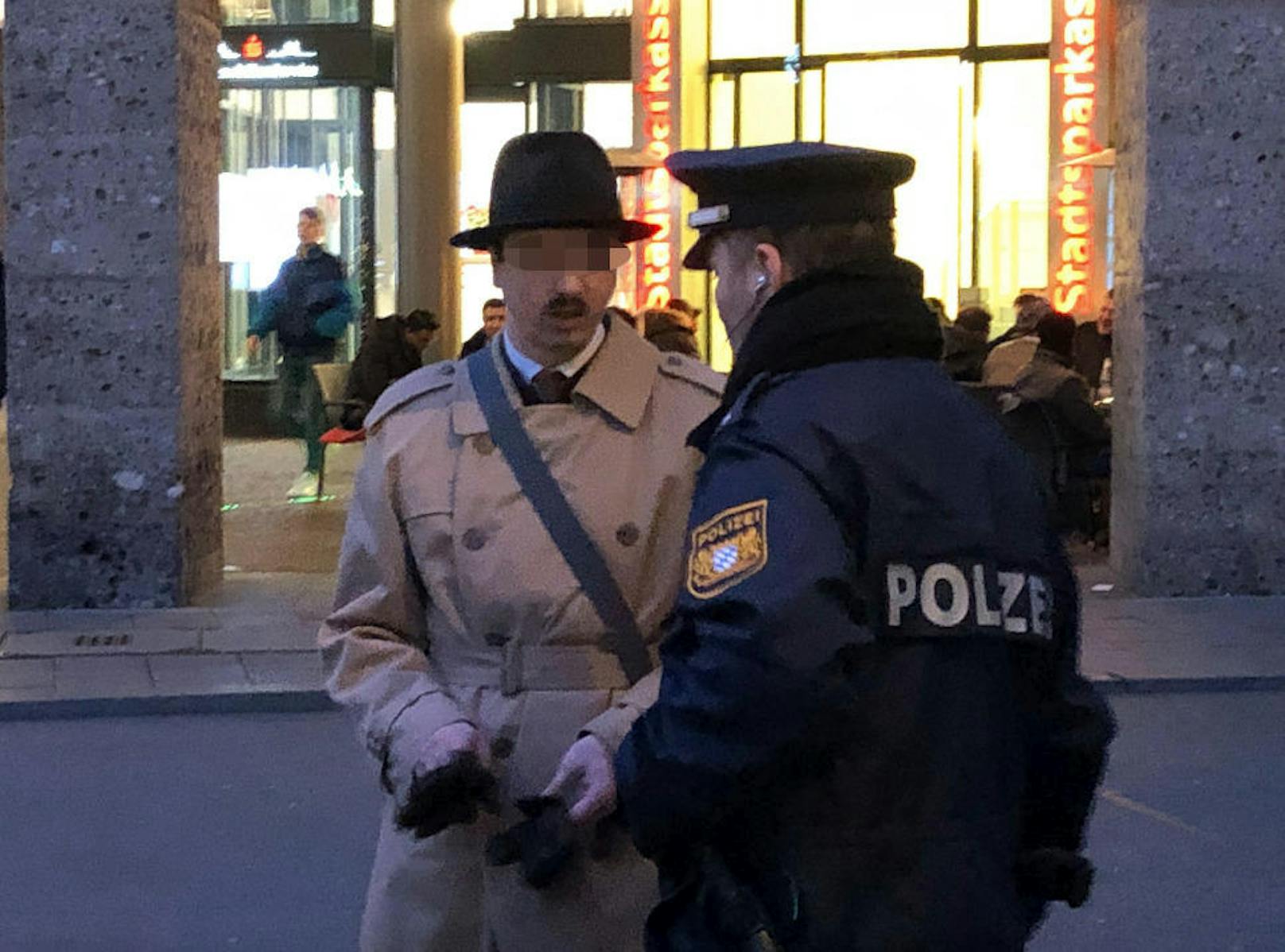 Im Februar 2017 marschierte "Harald Hitler" in Braunau auf. Nun tauchte er in München auf, wie dieses Foto zeigt.