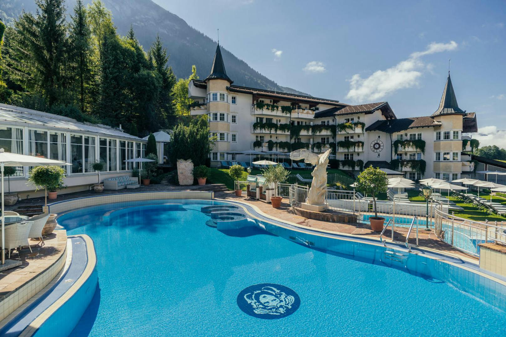 Vollgas: Das 5-Sterne-Resort Posthotel Achenkirch bietet zwei babyblaue Johammer zum Ausritt an.