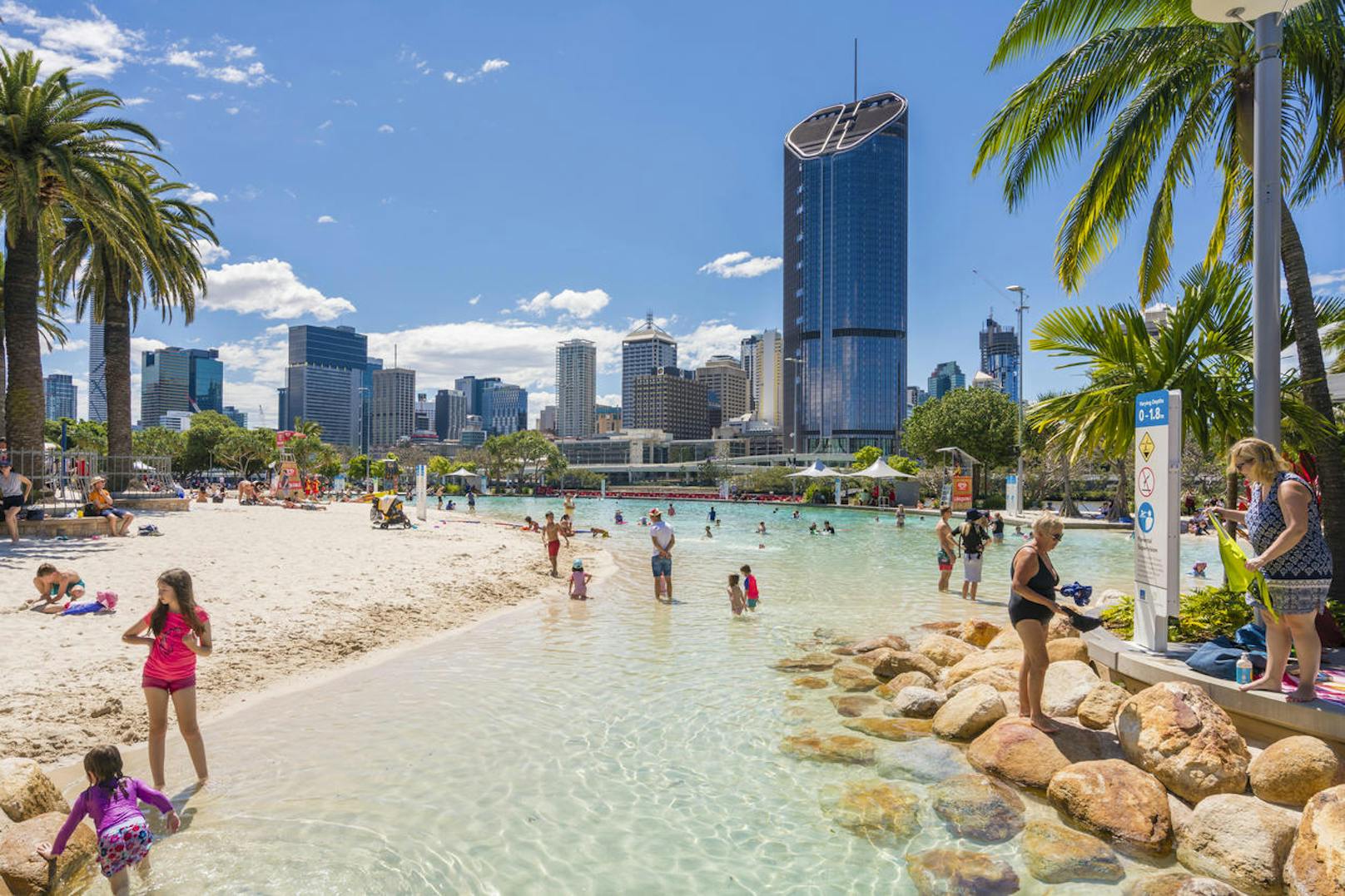 <b>Brisbane, Australien:</b>
Wer die Weihnachtsfeiertage im Warmem verbringen möchte, sollte unbedingt eine Reise nach Australien machen.Nicht nur, dass ihr hier auf einen warmen Wintermantel sowie Haube und Schal verzichten könnt, hier könnt ihr auch einen festlichen Sandmann am Strand bauen.

Doch nicht nur am Strand ist Weihnachten in Australien ein außergewöhnliches Erlebnis. Auch in den Städten grüßt Santa Clause an 1000 Ecken. Durch Brisbane schlendernd, findet ihr so einige denkwürdige Bilder für euer Familien-Album.
