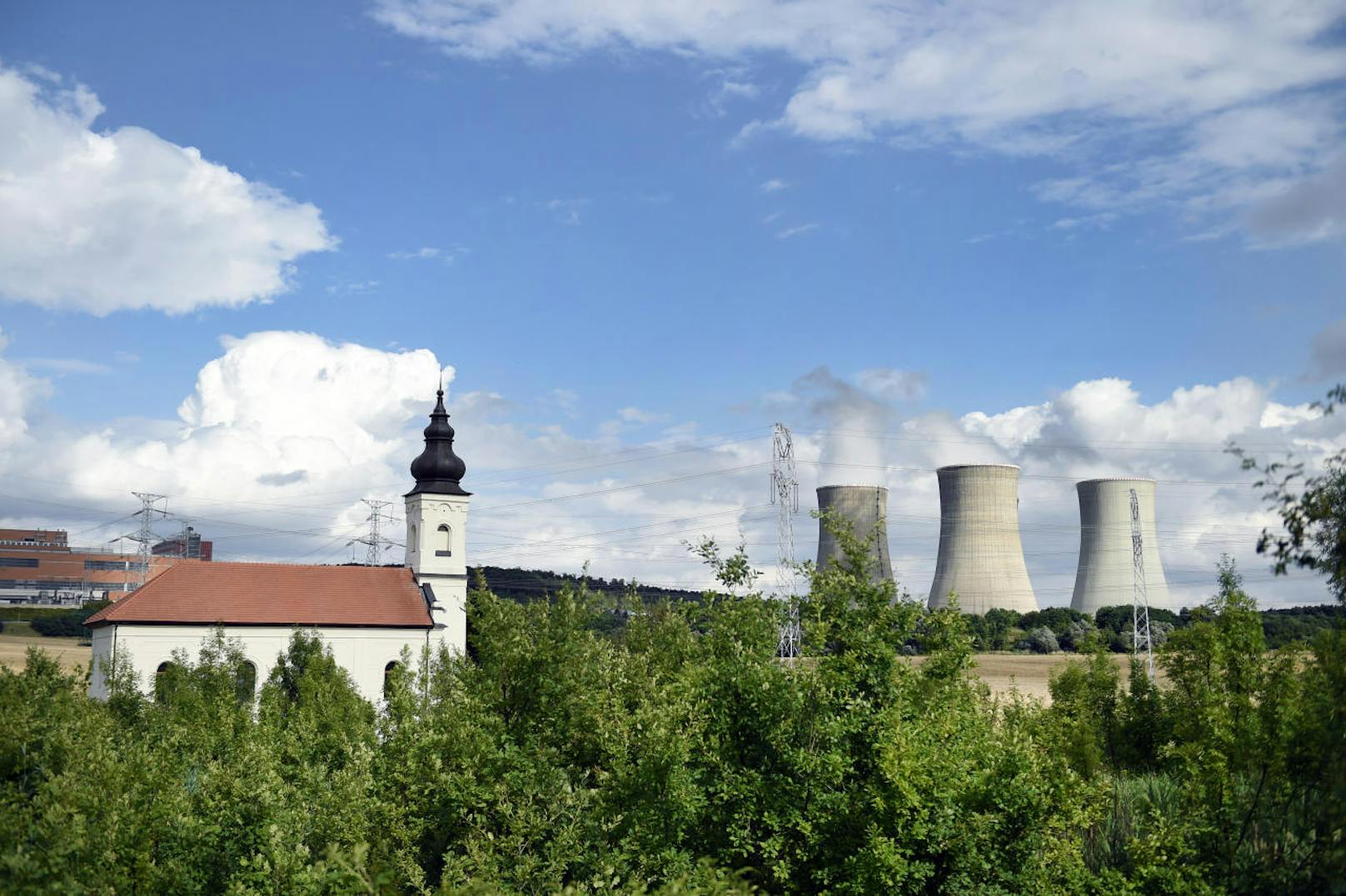 Das slowakische Kernkraftwerk AKW Mochovce liegt in der Nähe des Dorfes Mochovce, zwischen den Städten Nitra und Levice Nitra und Levice, in Okres Levice,120 km von Bratislava entfernt.