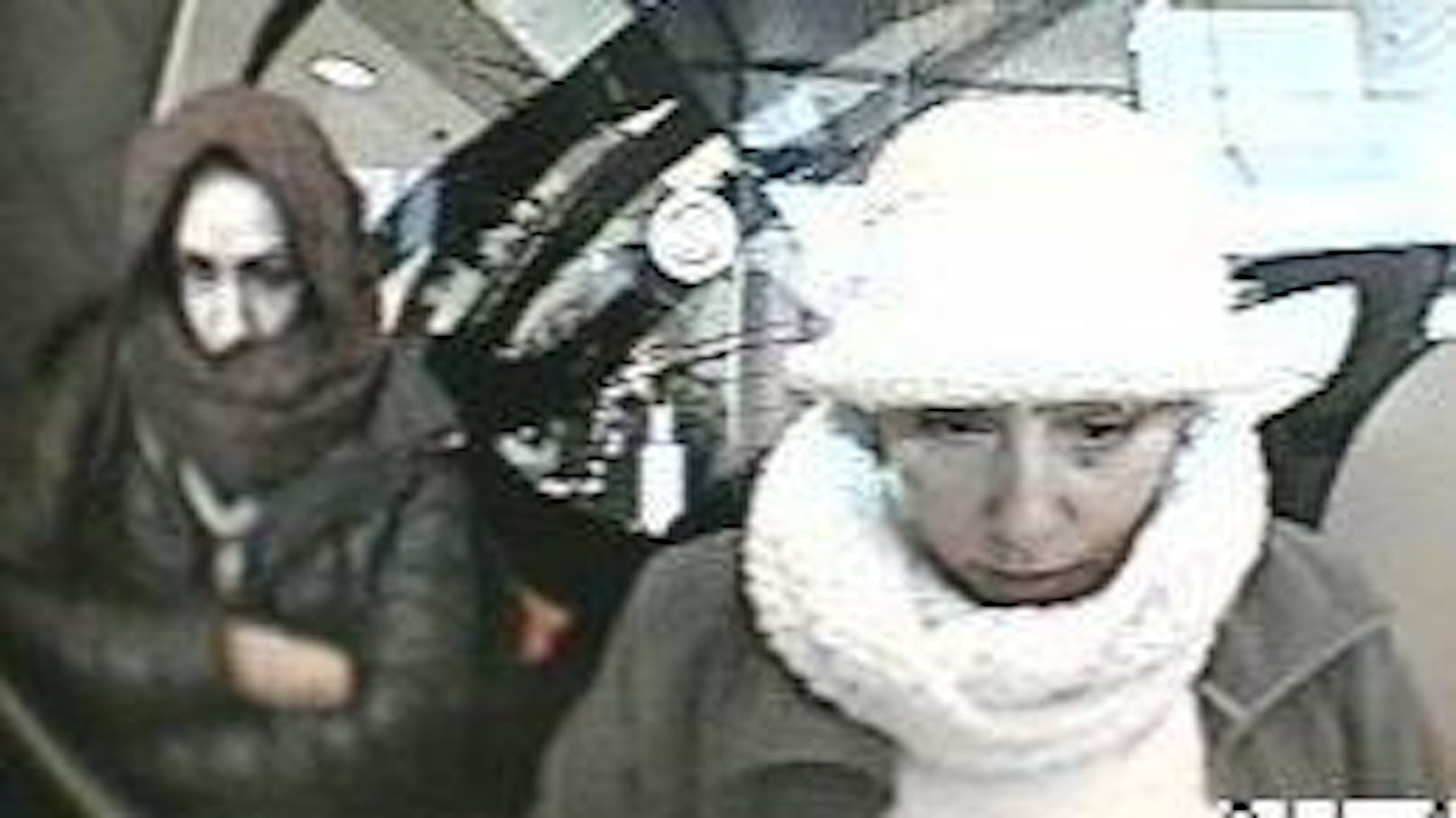 Mit den Bankomatkarten aus den gestohlenen Brieftaschen, holten sich die drei Frauen auch noch Bargeld in einer Bankfiliale in Liesing.