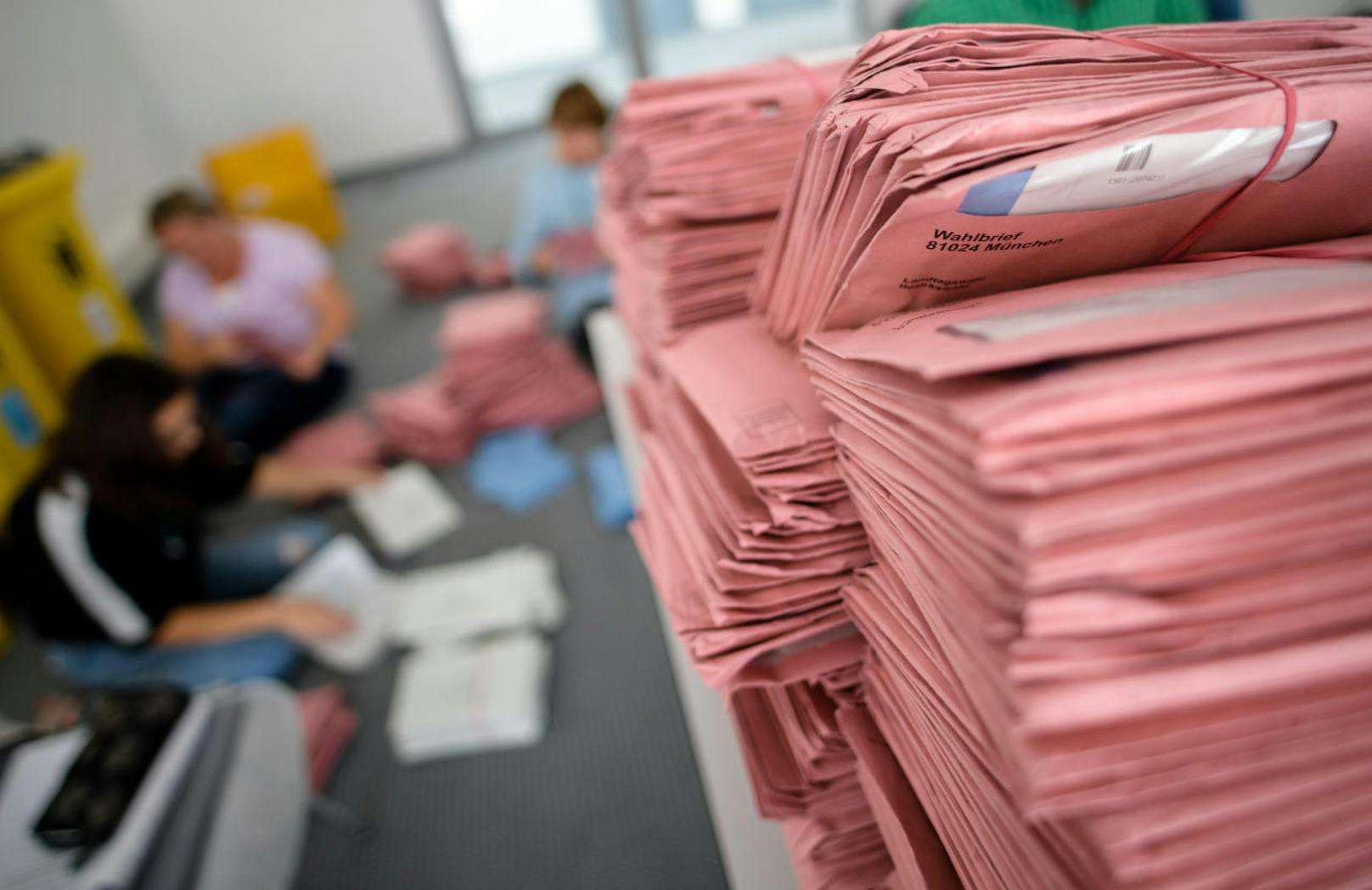 Bayern-Wahl: Briefwahl-Unterlagen vor der Auszählung