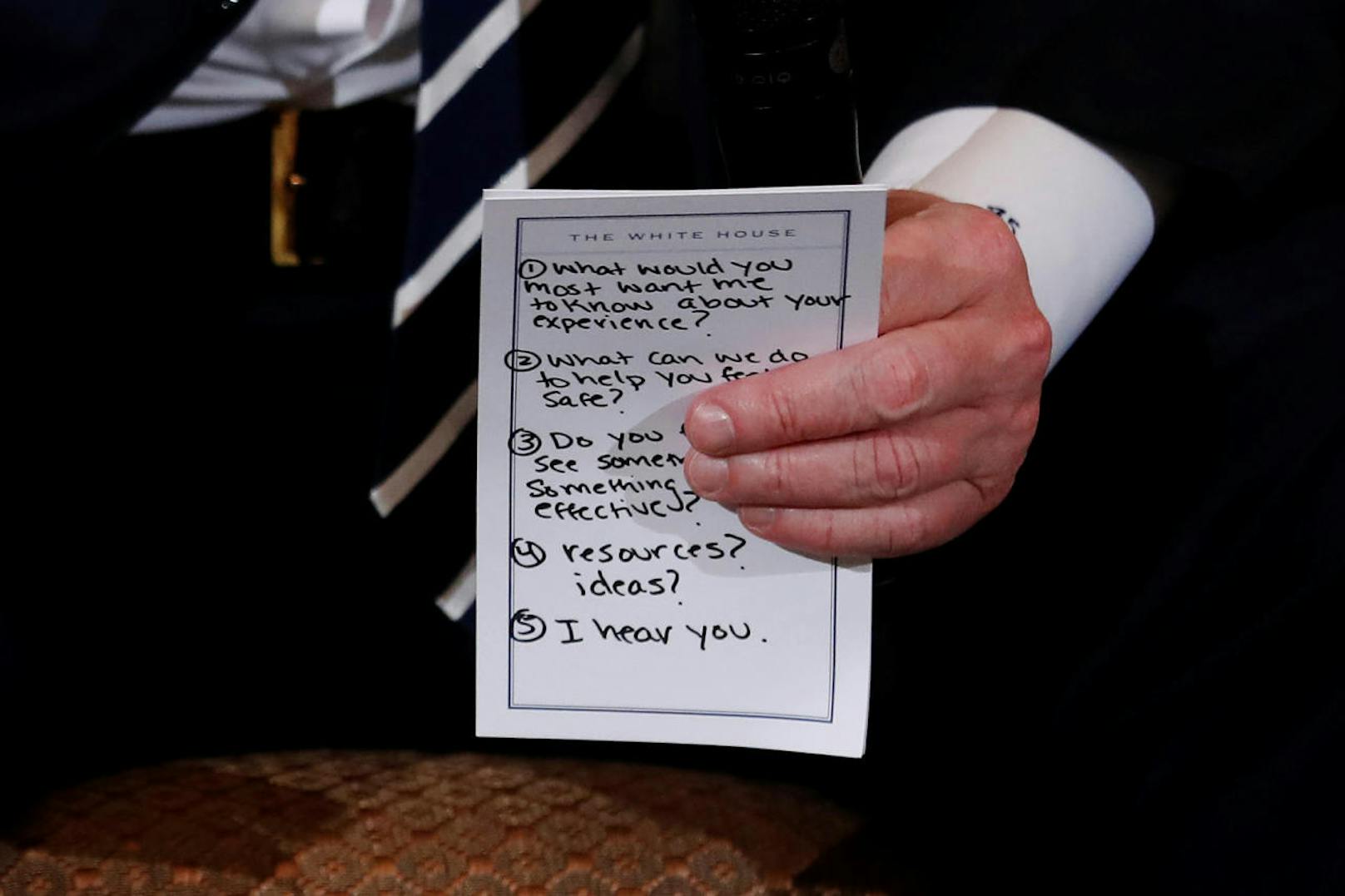 Der Präsident hatte einen "Schummelzettel" mit Notizen und Fragen an die Überlebenden. Der letzte Punkt: "Ich höre euch zu".