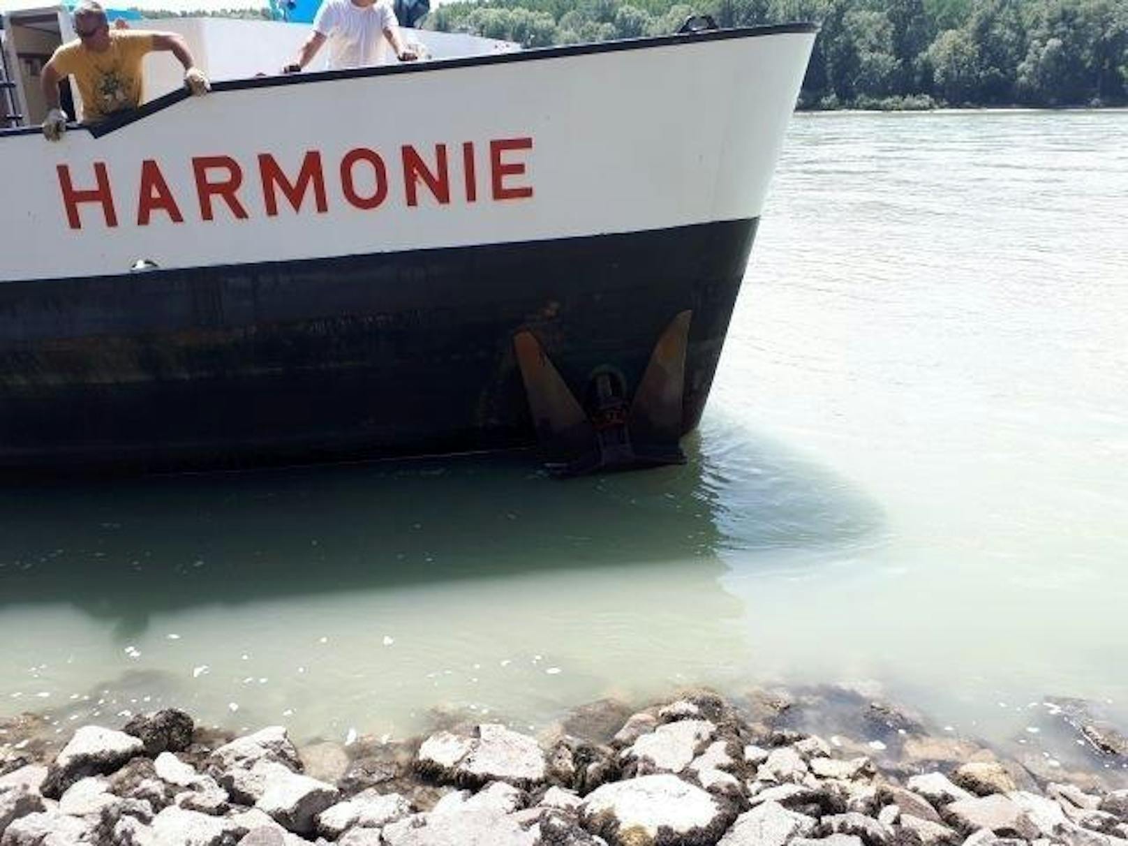 Ein Schiff dürfte seine Ankerkette in der Donau verloren haben, der Frachter "Harmonie" verfing sich und blieb hängen.