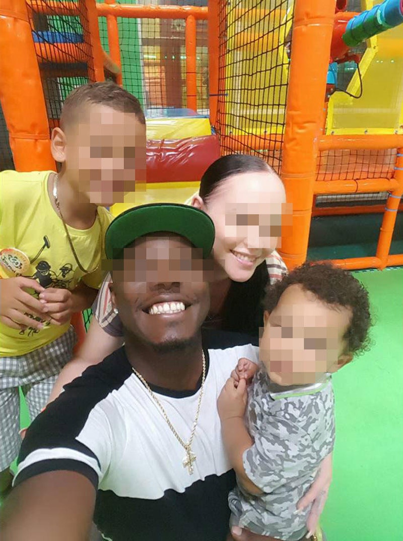 Als Mami von zwei Buben dachte sie, dass sie wüsste, worauf sie sich einlässt. Doch statt nur einem Kind wuchsen in ihrem Bauch plötzlich zwei heran. Dies nicht etwa, weil sich das Embryo geteilt hatte, sondern weil sie während der Schwangerschaft noch ein weiteres Mal schwanger wurde.