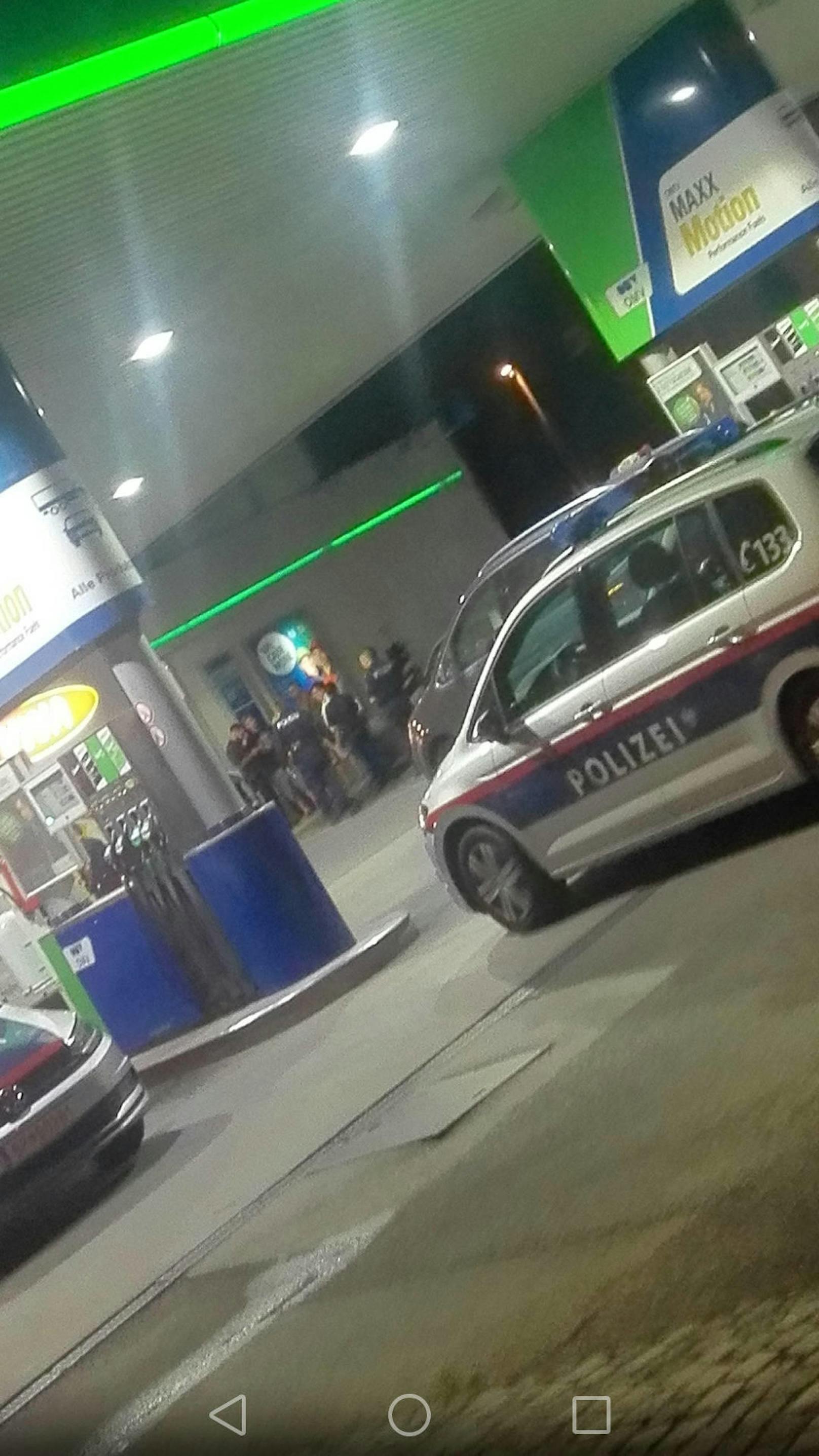 Polizeigroßeinsatz bei der OMV auf der Pragerstraße wegen einer Leberkässemmel und anschließendem Übergriff vom Kassierer auf den Kunden Thomas Ullrich