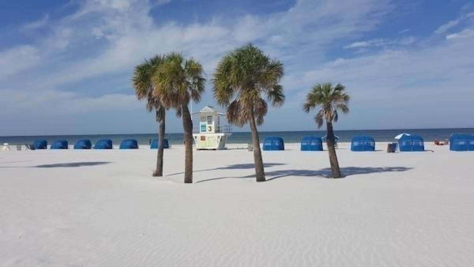 <b>Platz sieben: Clearwater Beach, Florida, USA: </b>Bekannt als einer der schönsten Strände in Florida, ist der Clearwater Beach ein idealer Ort für Strandtage mit der Familie oder romantische Sonnenuntergänge zu zweit. "Der Strand ist gepflegt und besteht aus sehr feinem weißem Sand. Es gibt viele einfache Zugänge. Die Strandbars und Restaurants sind vergleichsweise günstig", lautet ein Kommentar.