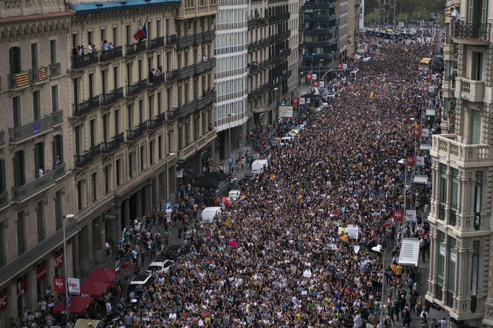 Zehntausende Demonstranten fanden sich am Dienstag allein in Barcelona ein, um gegen das Vorgehen der spanischen Zentralregierung zu demonstrieren. Als Zeichen des Protests klebten sie sich den Mund zu.