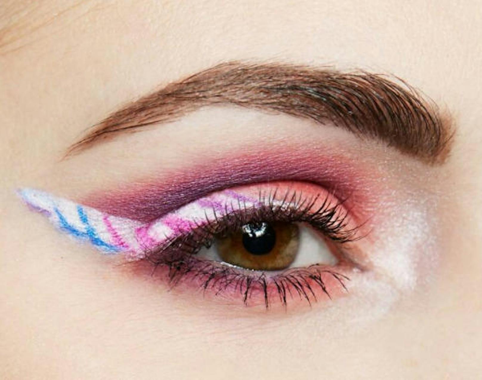 Der Einhorn Trend kam schließlich nicht nur auf die Nägel, sondern auch auf die Augen. (Foto: Instagram/ Essence Cosmetics) 