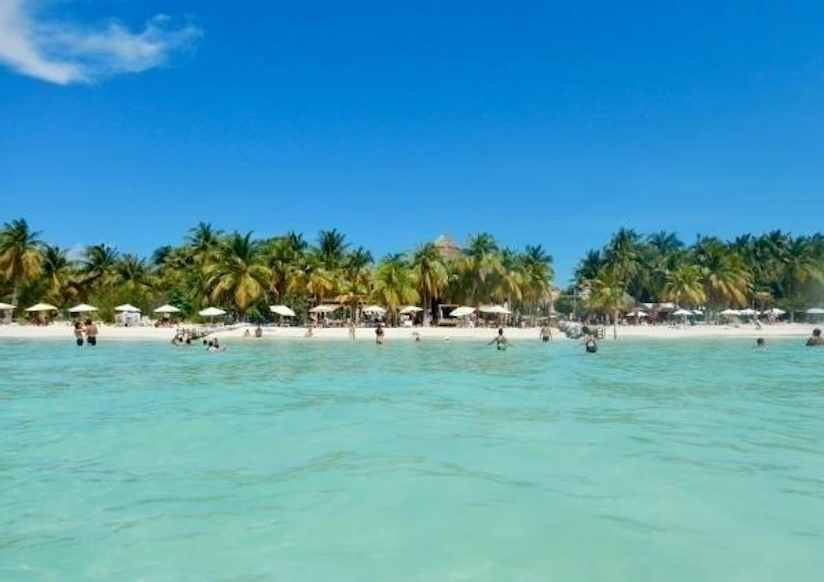 <b>Platz zehn: Playa Norte, Isla Mujeres, Mexiko (Yucatán-Halbinsel): </b>An der Playa Norte laden verschiedene Beach-Bars dazu ein, seinen Drink in einer Schaukel zu genießen und den Blick über das klare Wasser schweifen zu lassen. "Ein fantastischer Ort zum Entspannen. Abends haben wir einen traumhaften Sonnenuntergang erlebt", schreibt ein Nutzer.