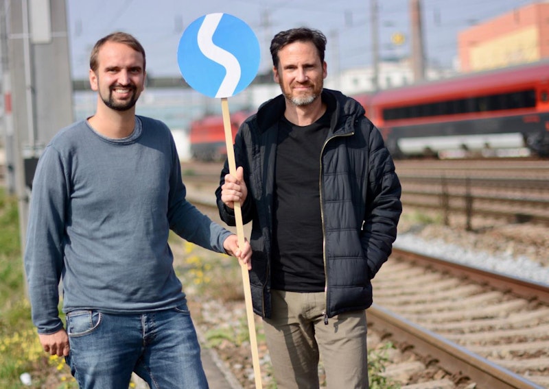 Die Grünen Gemeinderäte Klaus Grininger (li.) und Helge Langer fordern eine bessere Öffi-Anbindung des Linzer Südens. (Foto: Die Grünen)