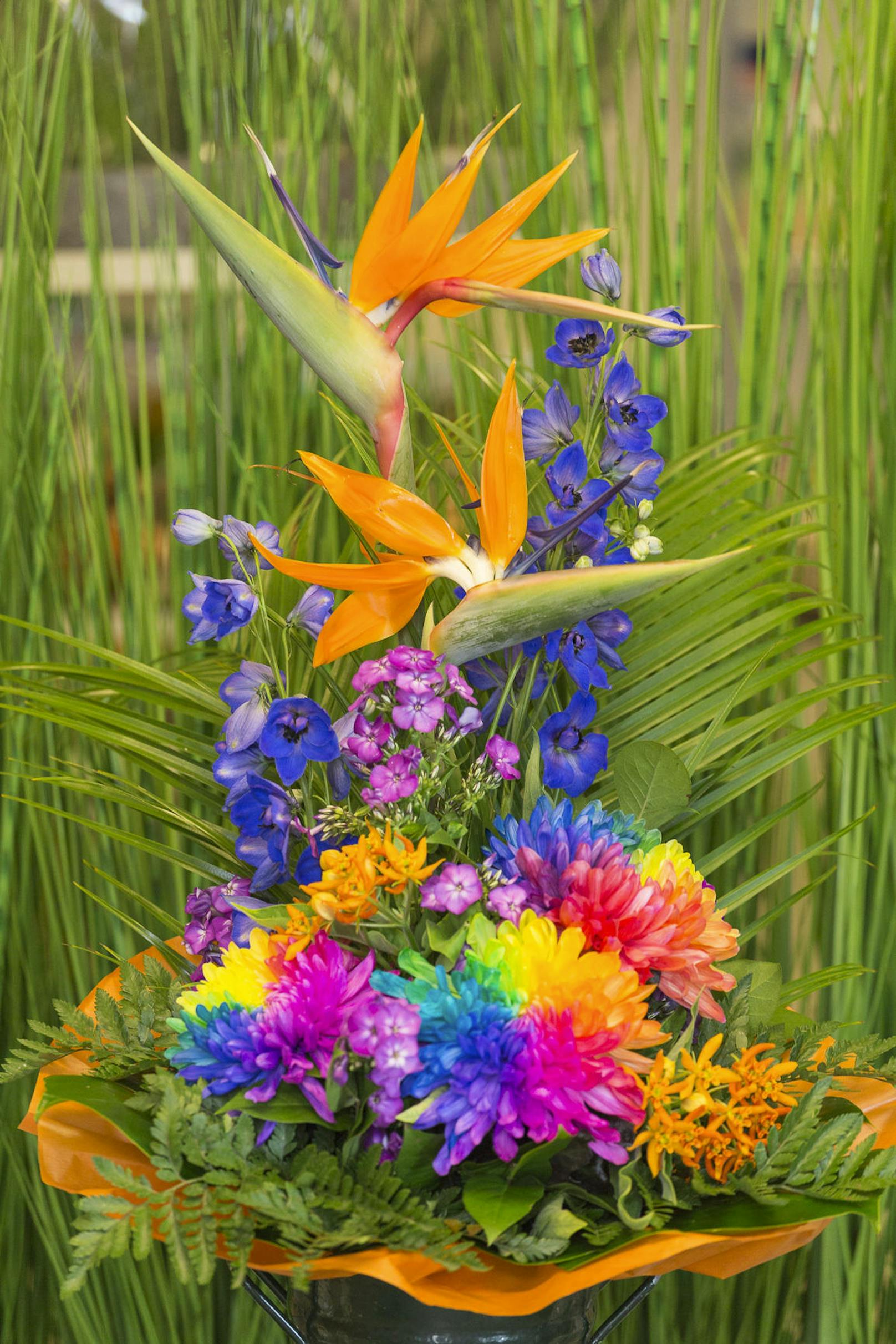 Eingefärbte Dahlien in Regenbogen-Optik geben dem Bouquet das gewisse Etwas.