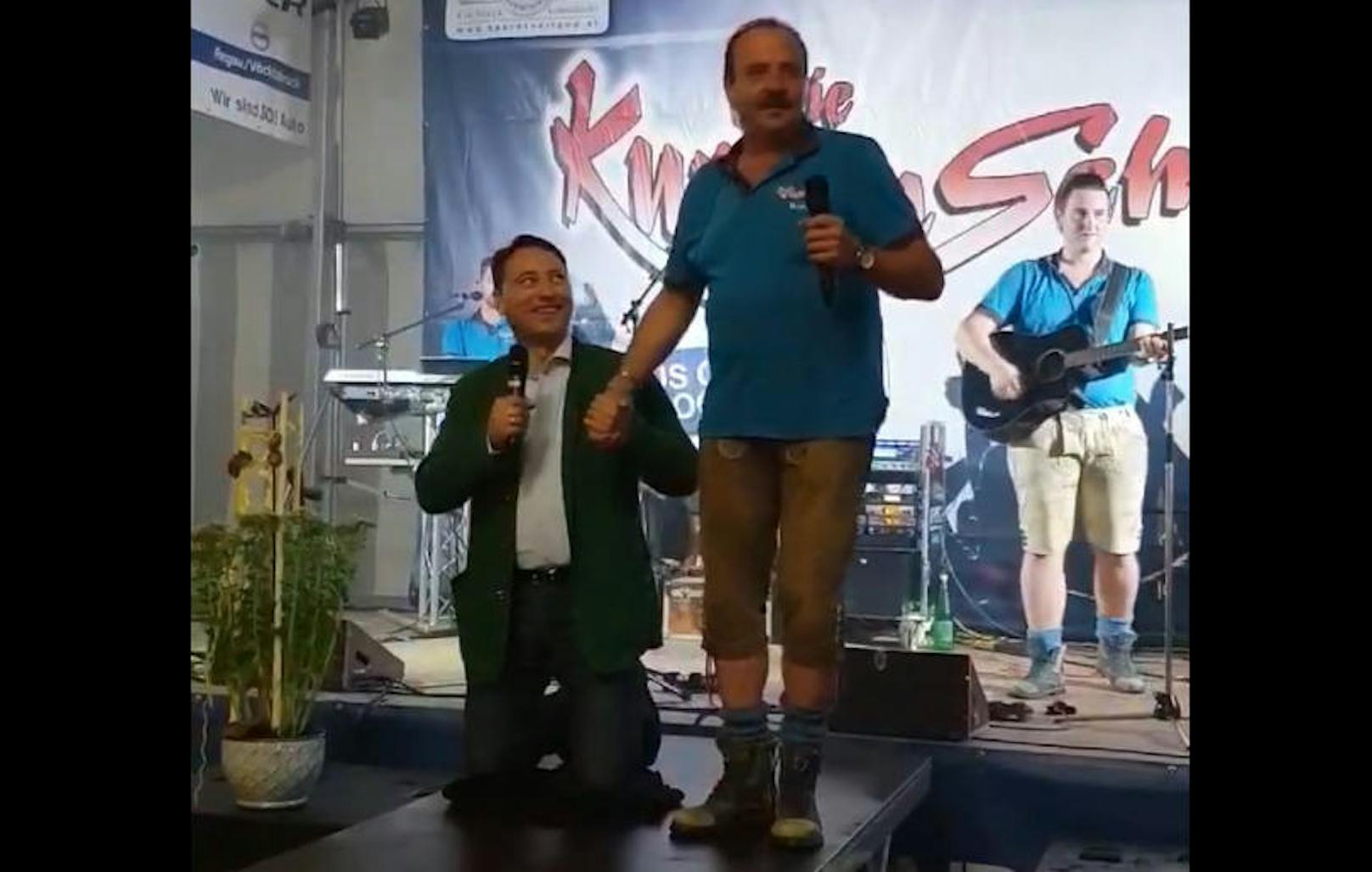 Das Video zeigt FPOÖ-Chef Manfred Haimbuchner bei einem skurrilen Auftritt in Gunskirchen.