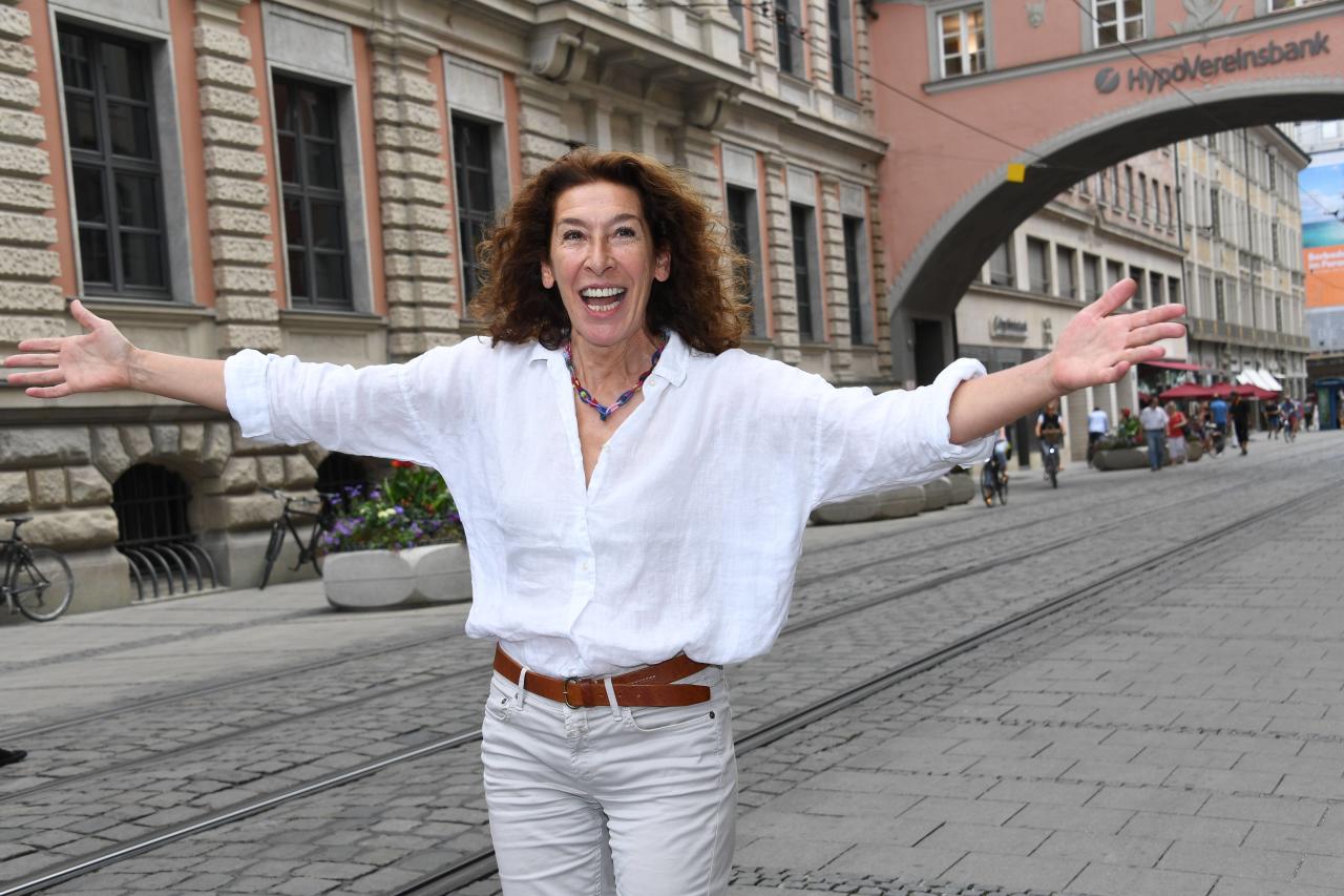 Adele Neuhauser rauchte mit 10 Jahren ihre erste Zigarette.