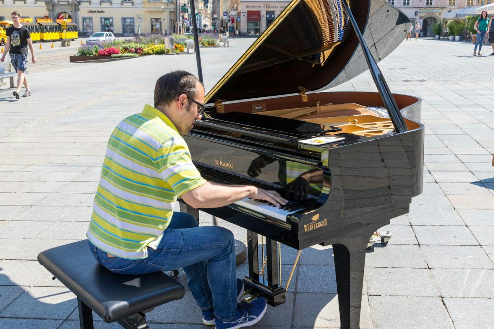 Die ersten Musiker trotzten der Hitze am Linzer Hauptplatz. Ausgebildeter Pianist Andreas (38) spielte ein Stück von Franz Liszt. Auch Organisatorin Barbara Plank (27) spielte auf und gab gesanglich Gas. Wer mag, kann eine freiwillige Spende abgeben.