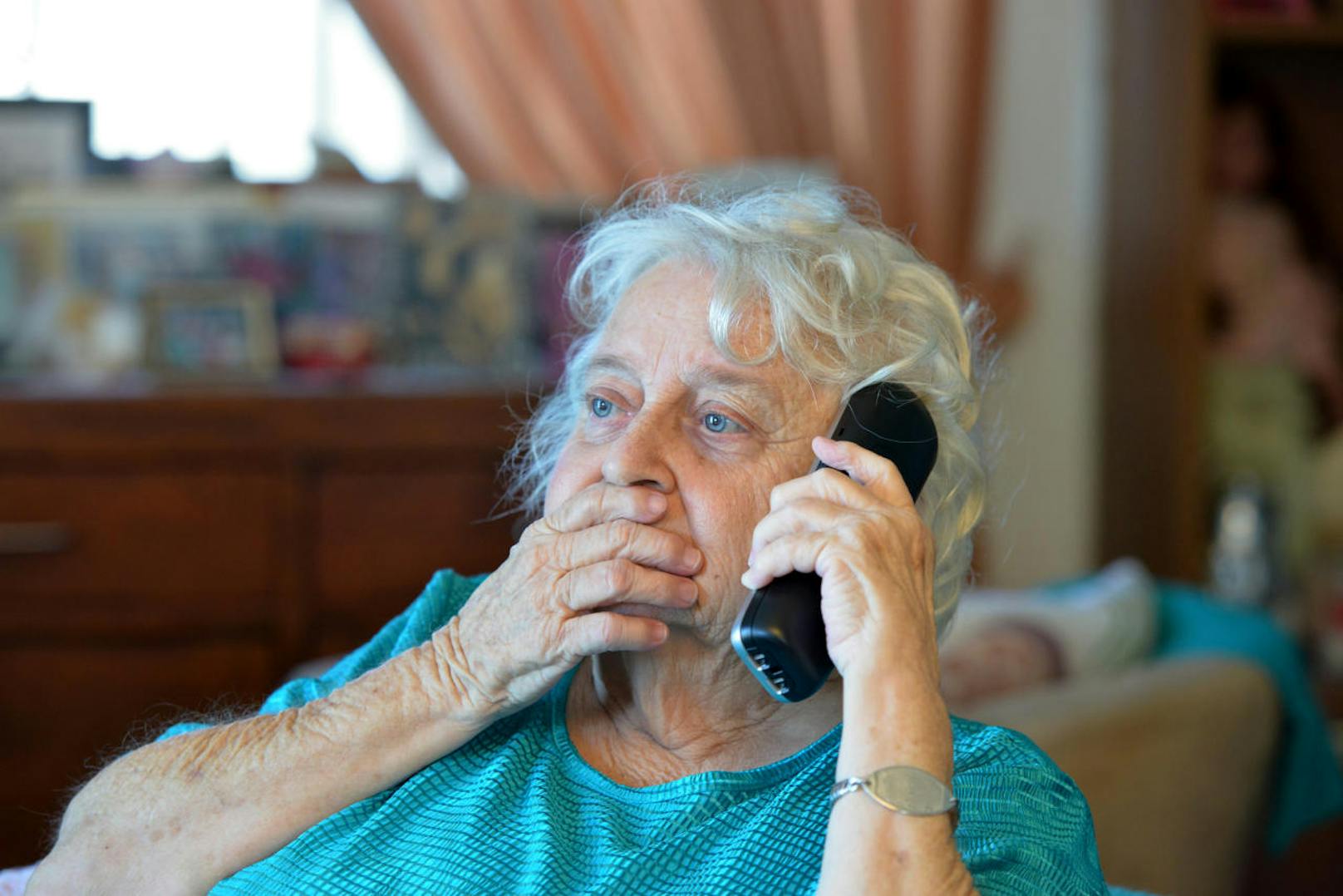 Kontaktieren Sie den "vermeintlichen" Verwandten, indem Sie ihn unter jener Telefonnummer zurückrufen, die sie sonst auch verwenden.