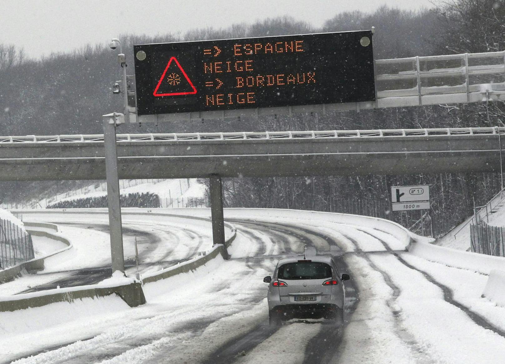Auf Autobahnen im Süden Frankreichs wird vor Gefahr durch Schnee gewarnt.