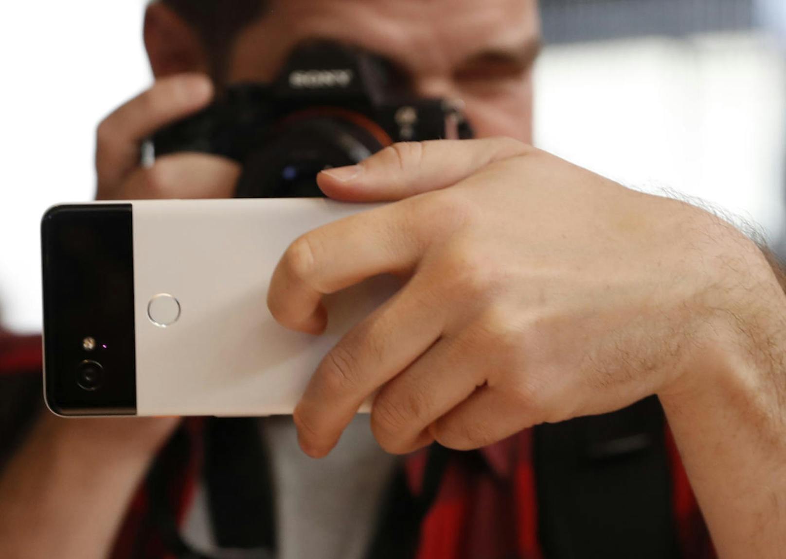 Google hat das neue Pixel-Smartphone auf einem Event im Oktober vorgestellt. Das Gerät gibt es in zwei Größen: das Pixel 2 und das Pixel 2 XL.