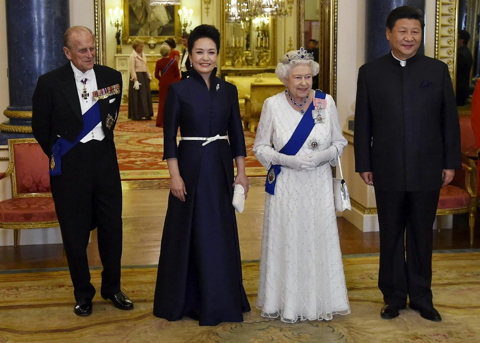 Chinas Staatspräsident Xi Jingpin und seine Ehefrau Peng Liyuan mit der Queen und Prinz Philipp