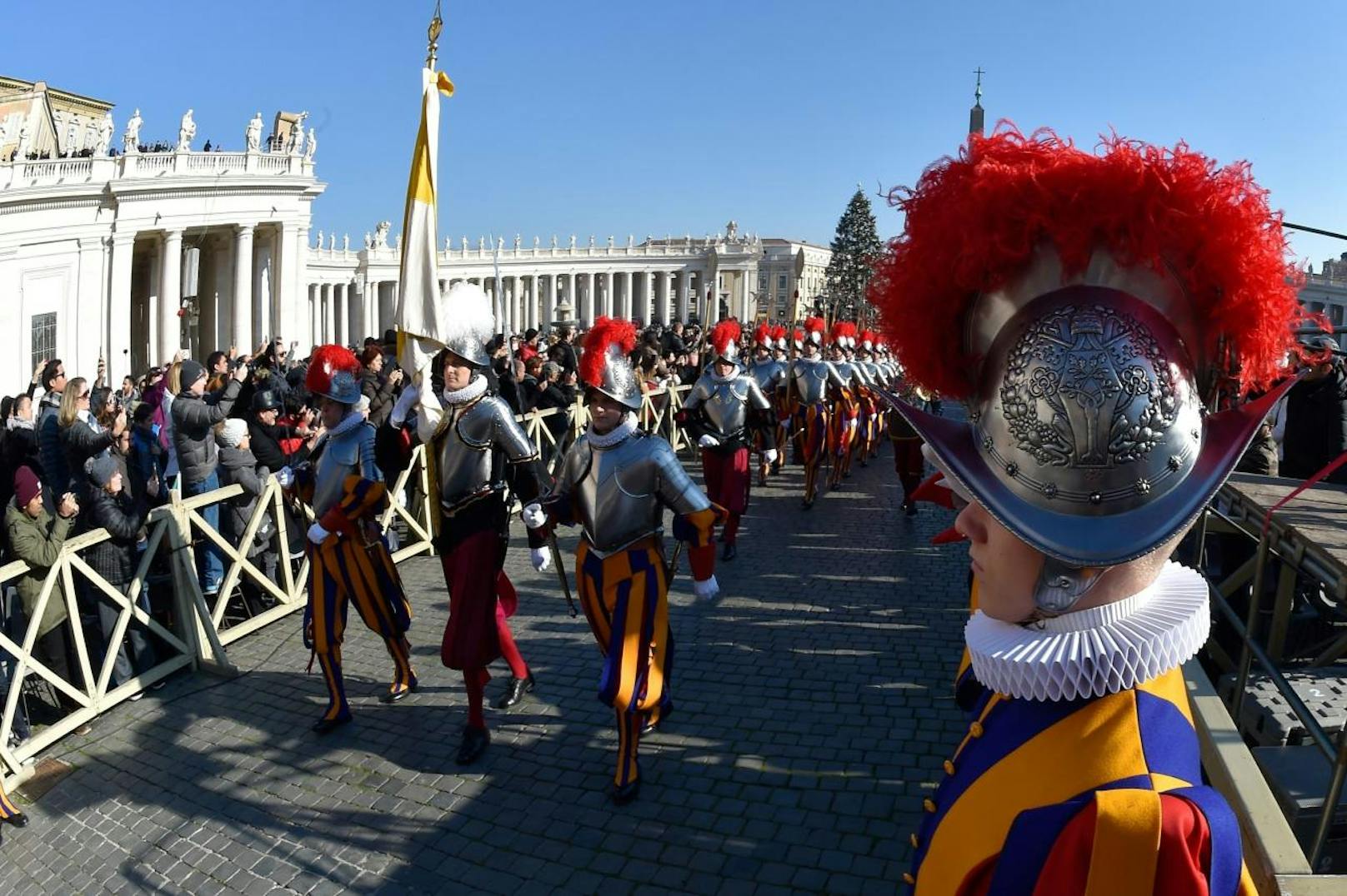 Tausende Gläubige drängten sich vor dem Petersdom.