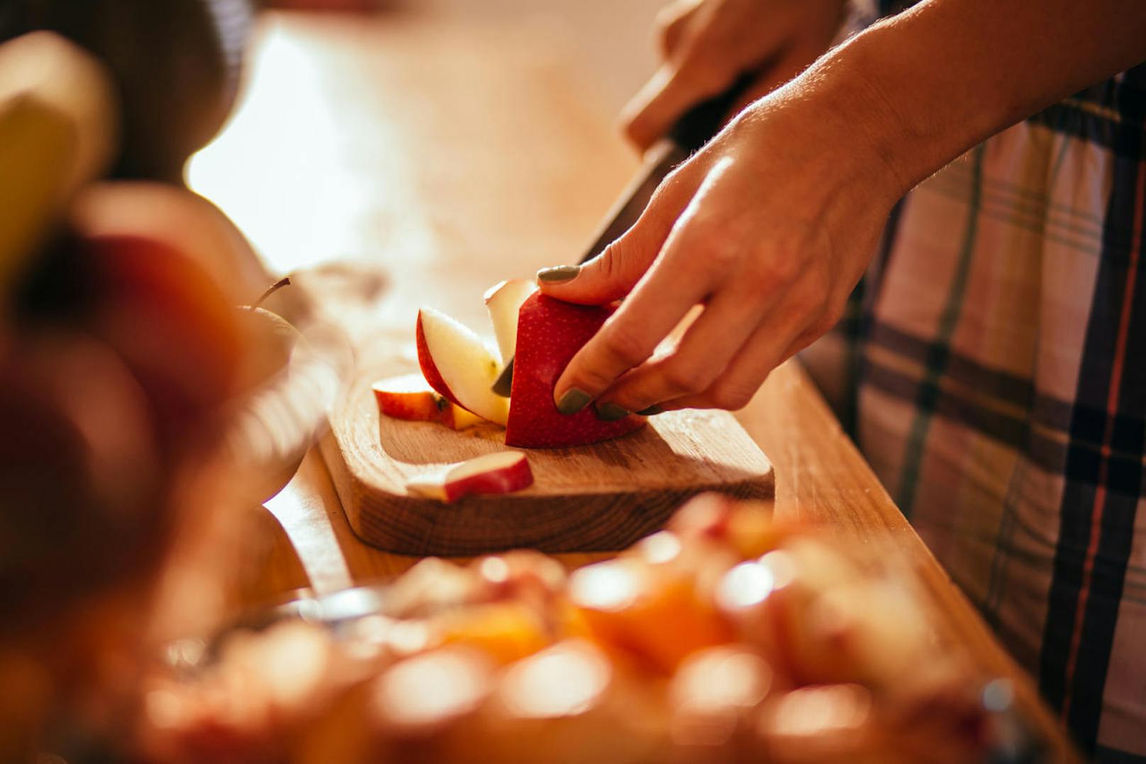 Doch nicht nur die Sorte spielt bei der Verträglichkeit angeblich eine Rolle. Auch die Zubereitungsart soll entscheidend sein. Während frische Äpfel häufig Reaktionen auslösen, werden gekochte oder geriebene Äpfel meist besser vertragen.