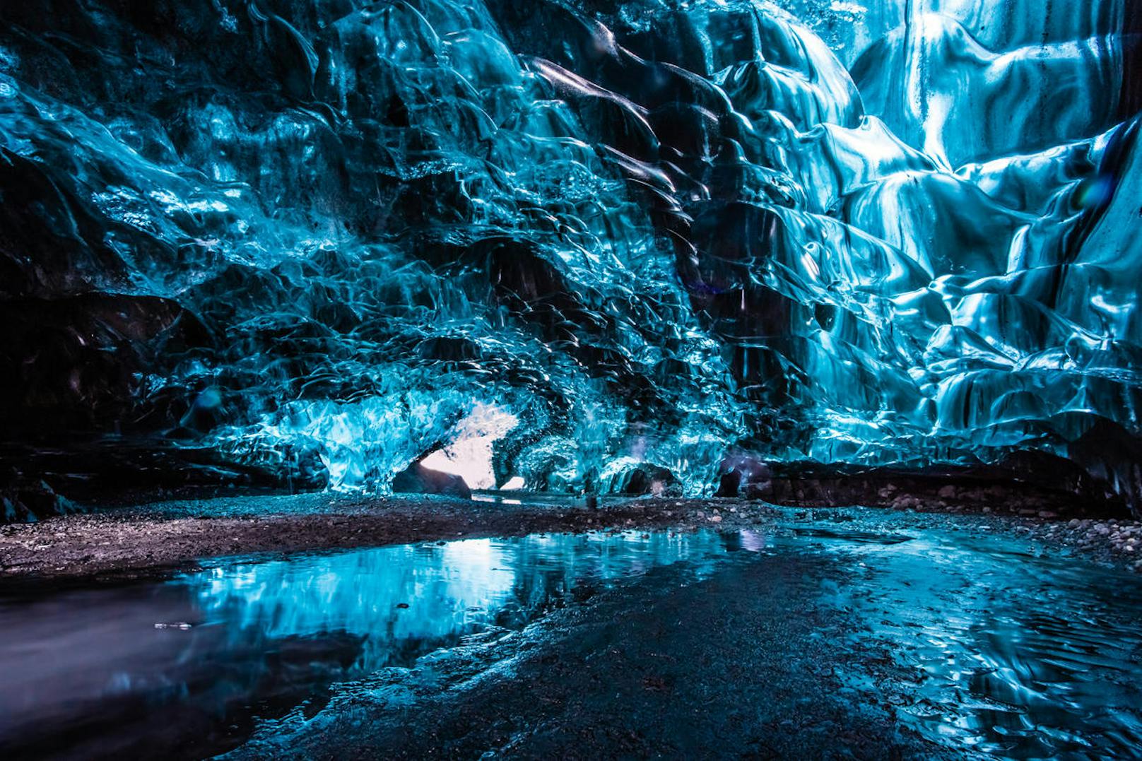 <b>Eishöhlen - Island</b>
Wundervolle Eisformationen, bläuliches Licht und eine unwirklich friedvolle Atmosphäre machen einen Trip in diese Höhlen zu einem absolut einzigartigen Erlebnis. 