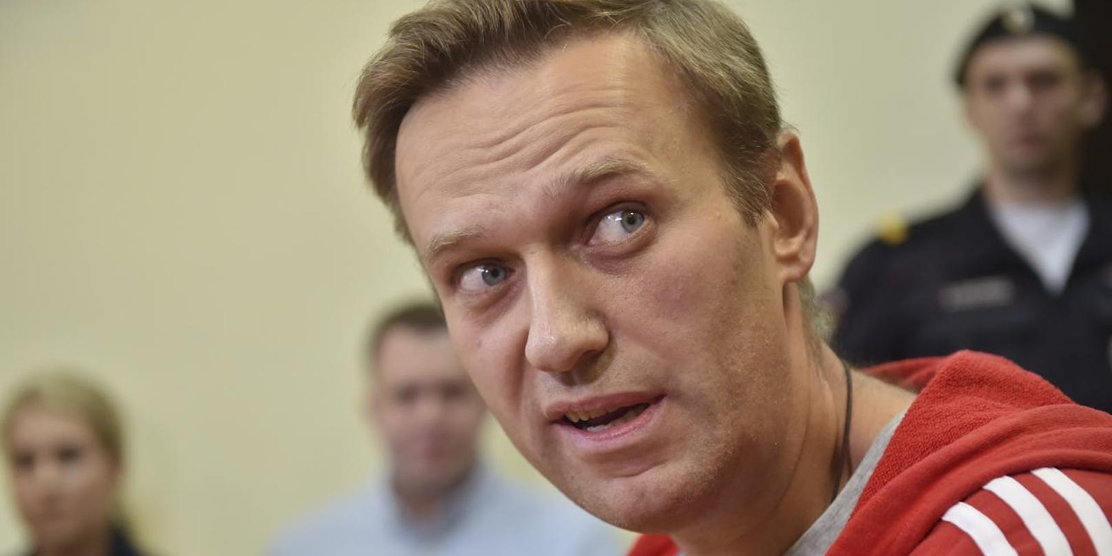 Kreml-Kritiker Alexej Nawalny hatte schon 2018 Probleme mit der russischen Regierung:
Der russische Oppositionsführer Alexej Nawalny wurde am 14. Juni 2018 nach dreißig Tagen in Haft wieder in die Freiheit entlassen.